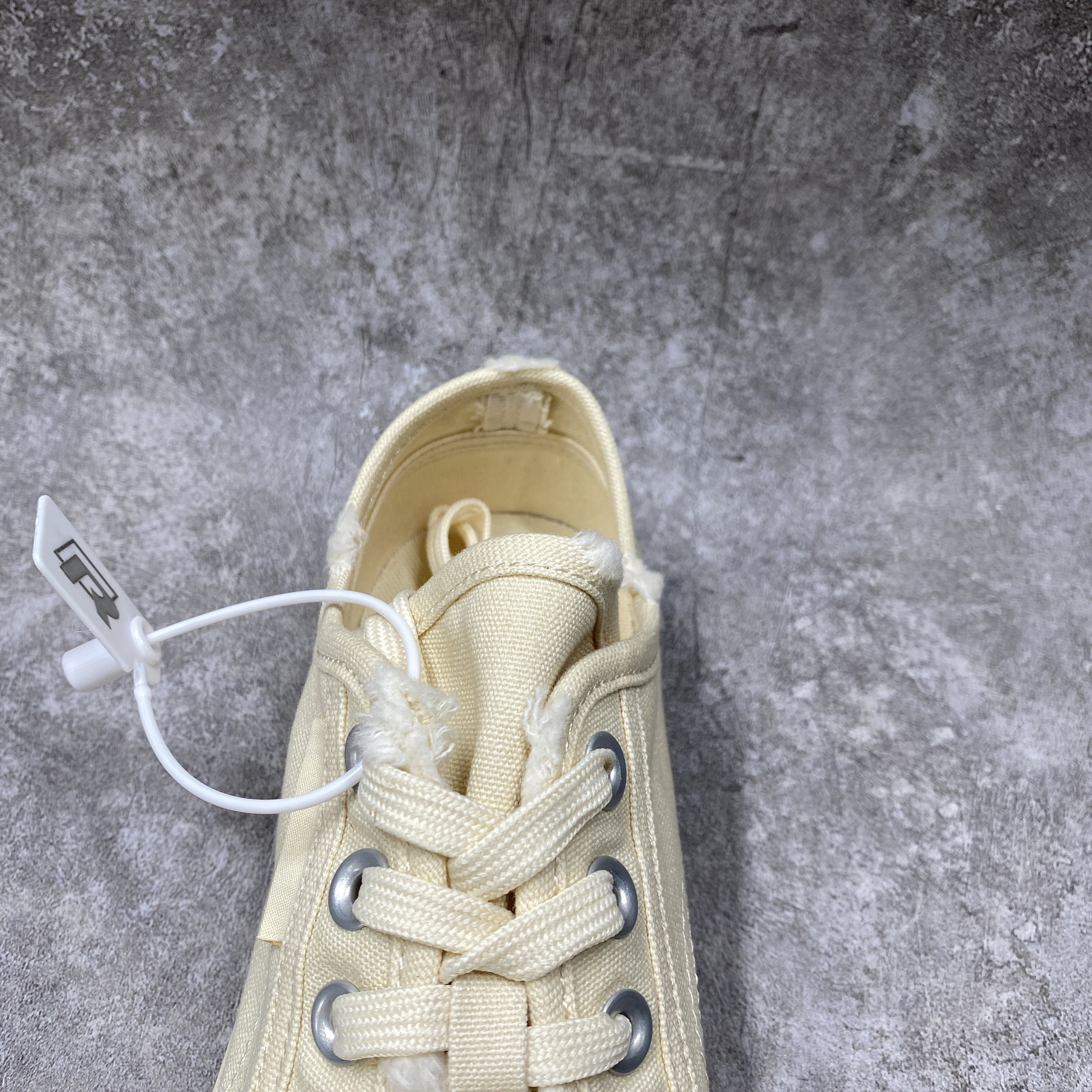 PARIS LOW TOP SNEAKER IN WHITE