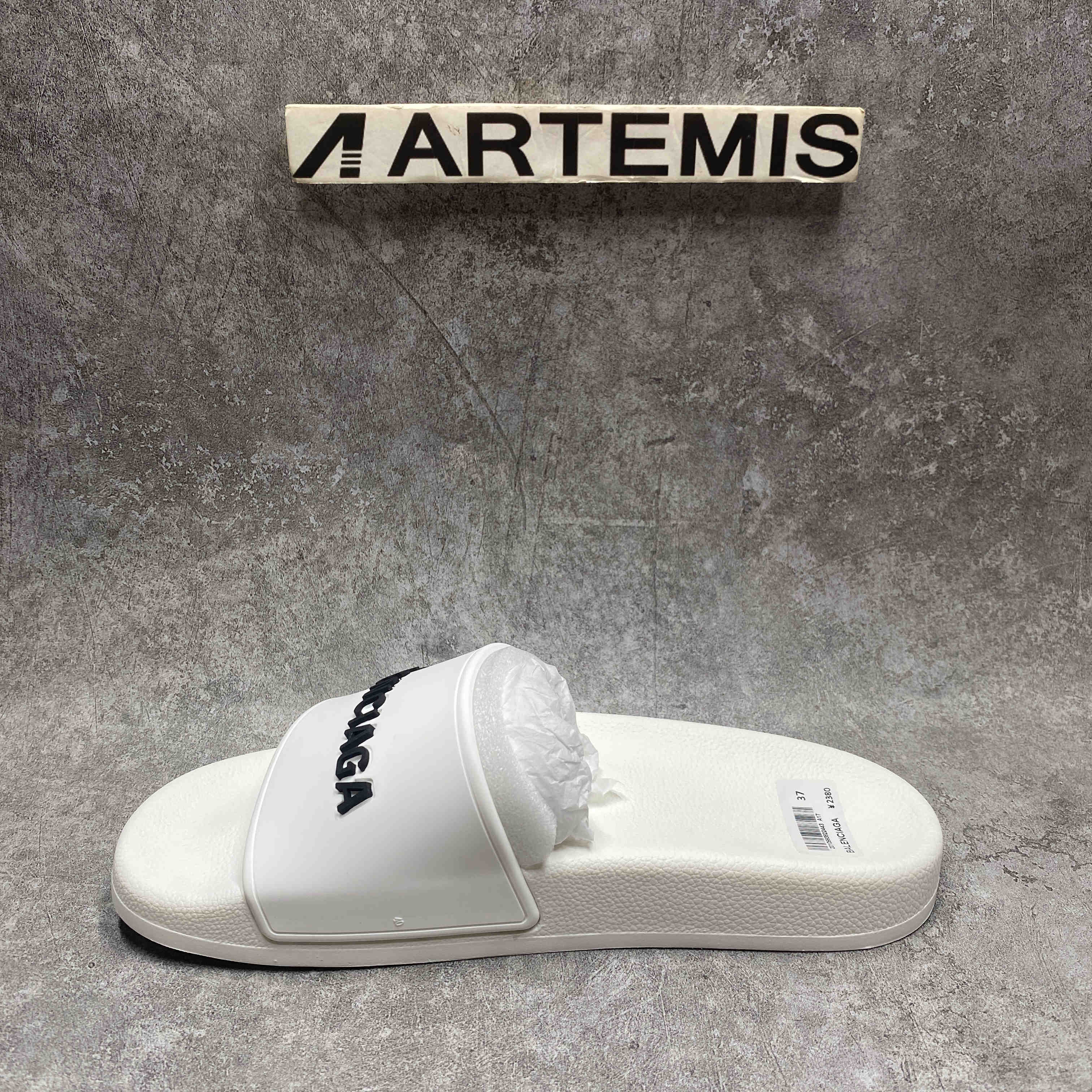 Ba*len*cia*ga pool slide white