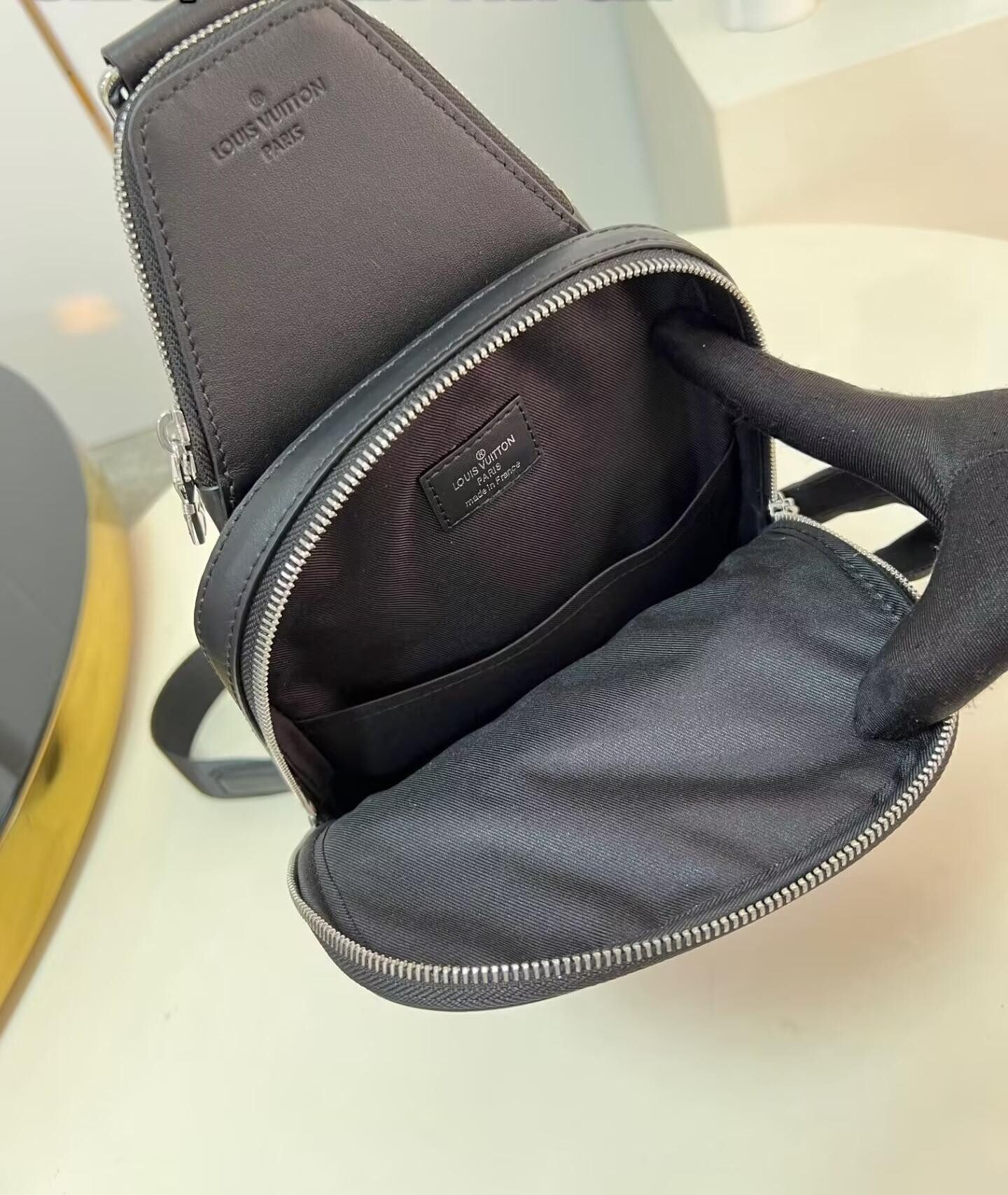 LV Avenue Slingbag N45303 20x31x7cm