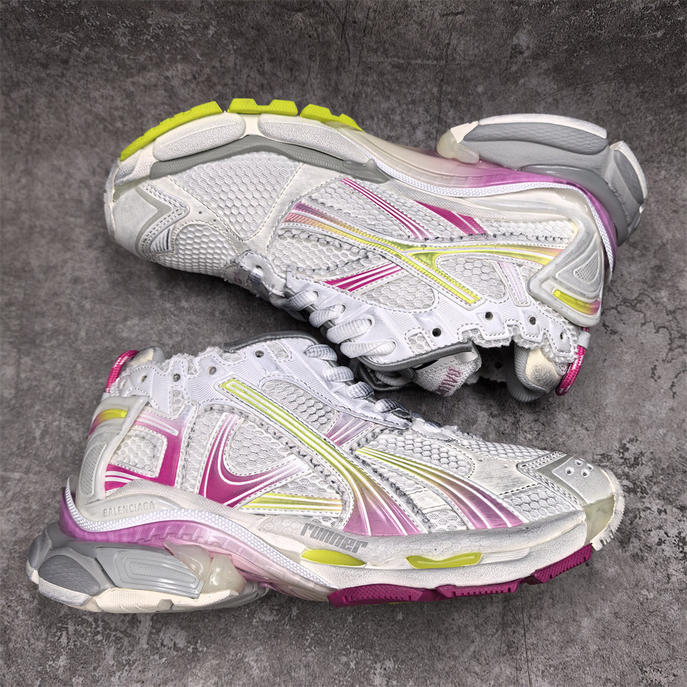 ua Ba*len*cia*ga runner sneaker