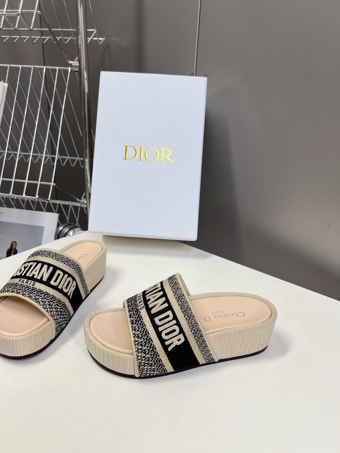 ua D*or platform sandals