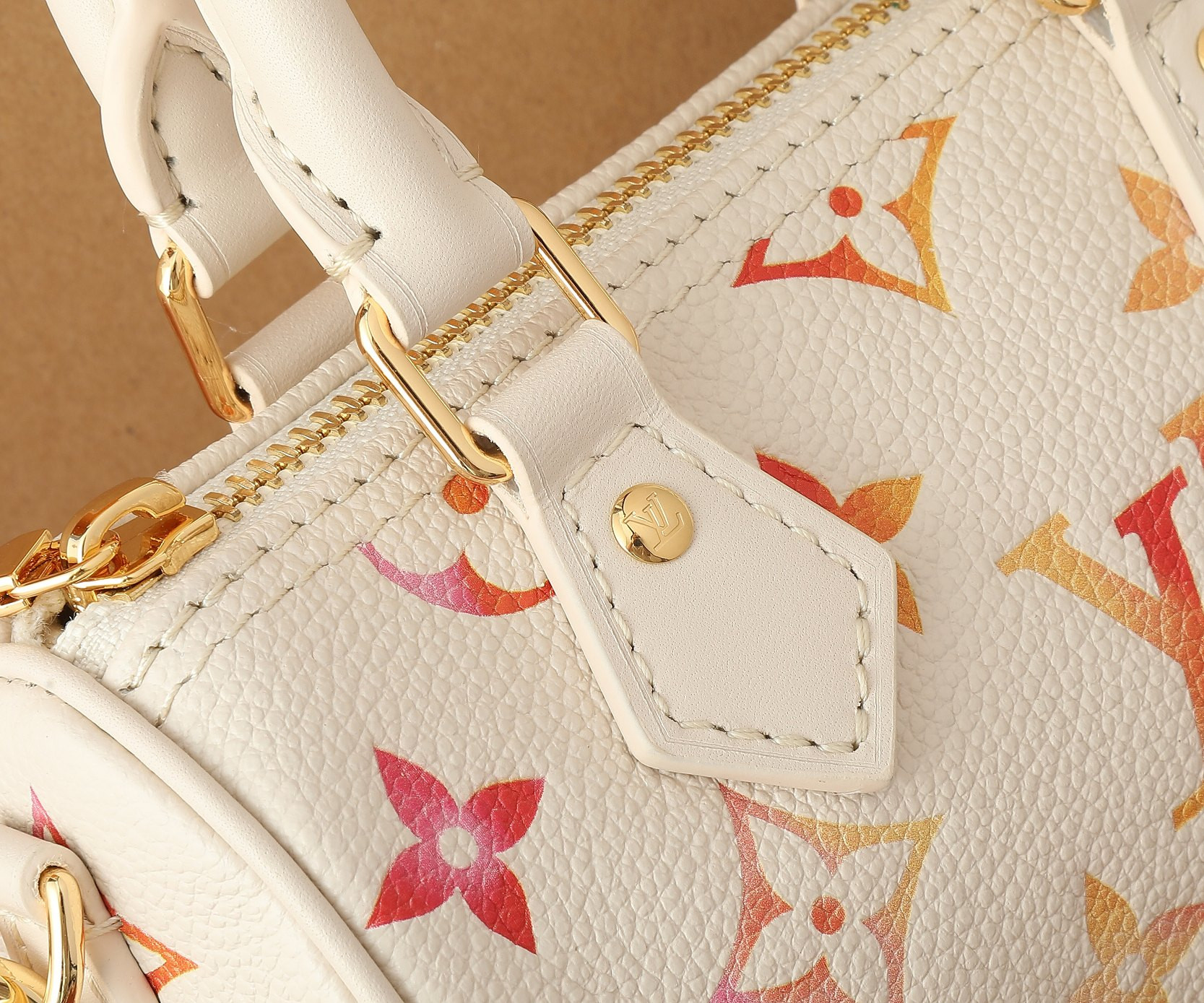 LV Nano Speedy M83452 6.3 x 3.9 x 3 in