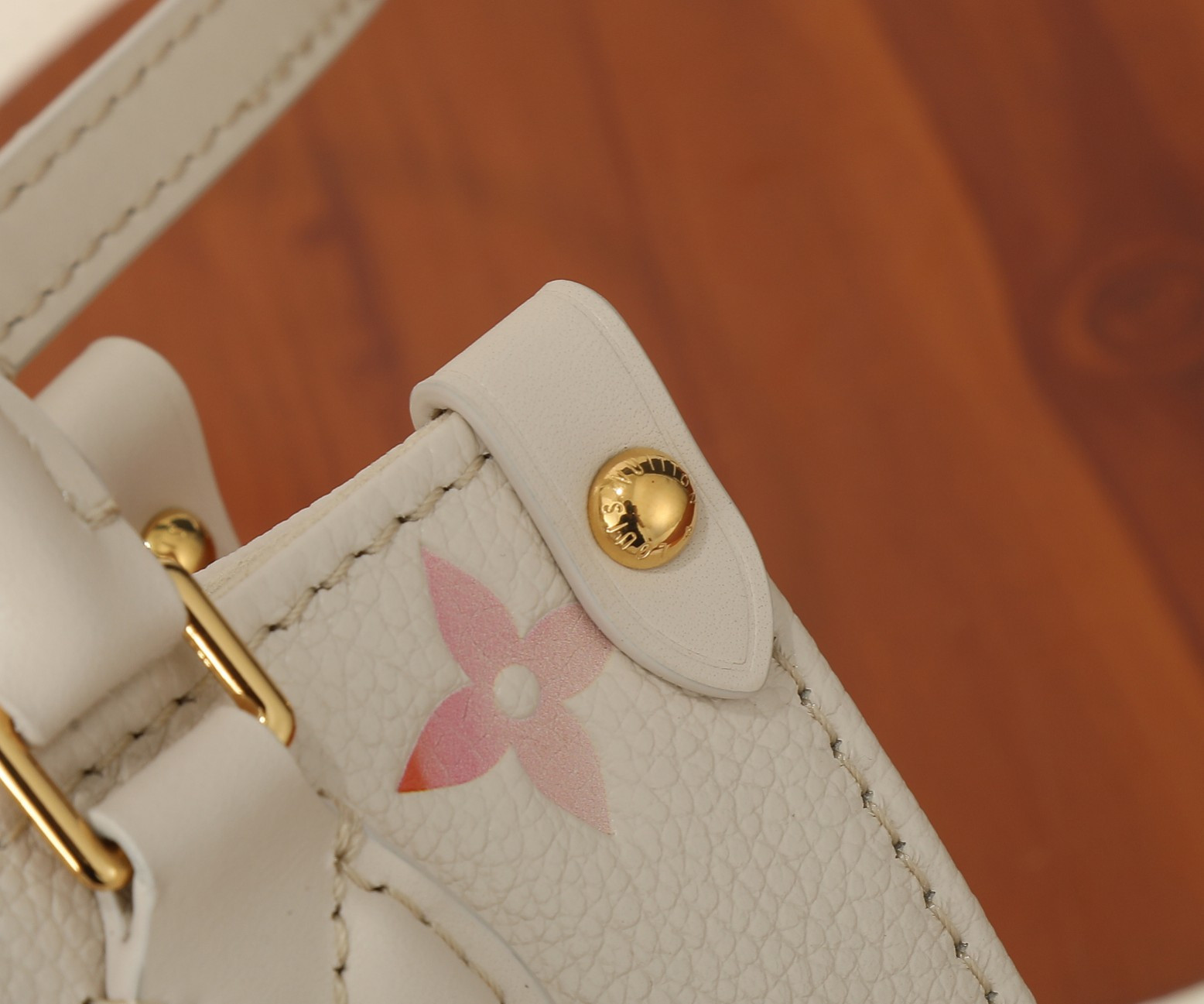 LV OnTheGo BB M47115 7.1 x 5.9 x 3.3 in