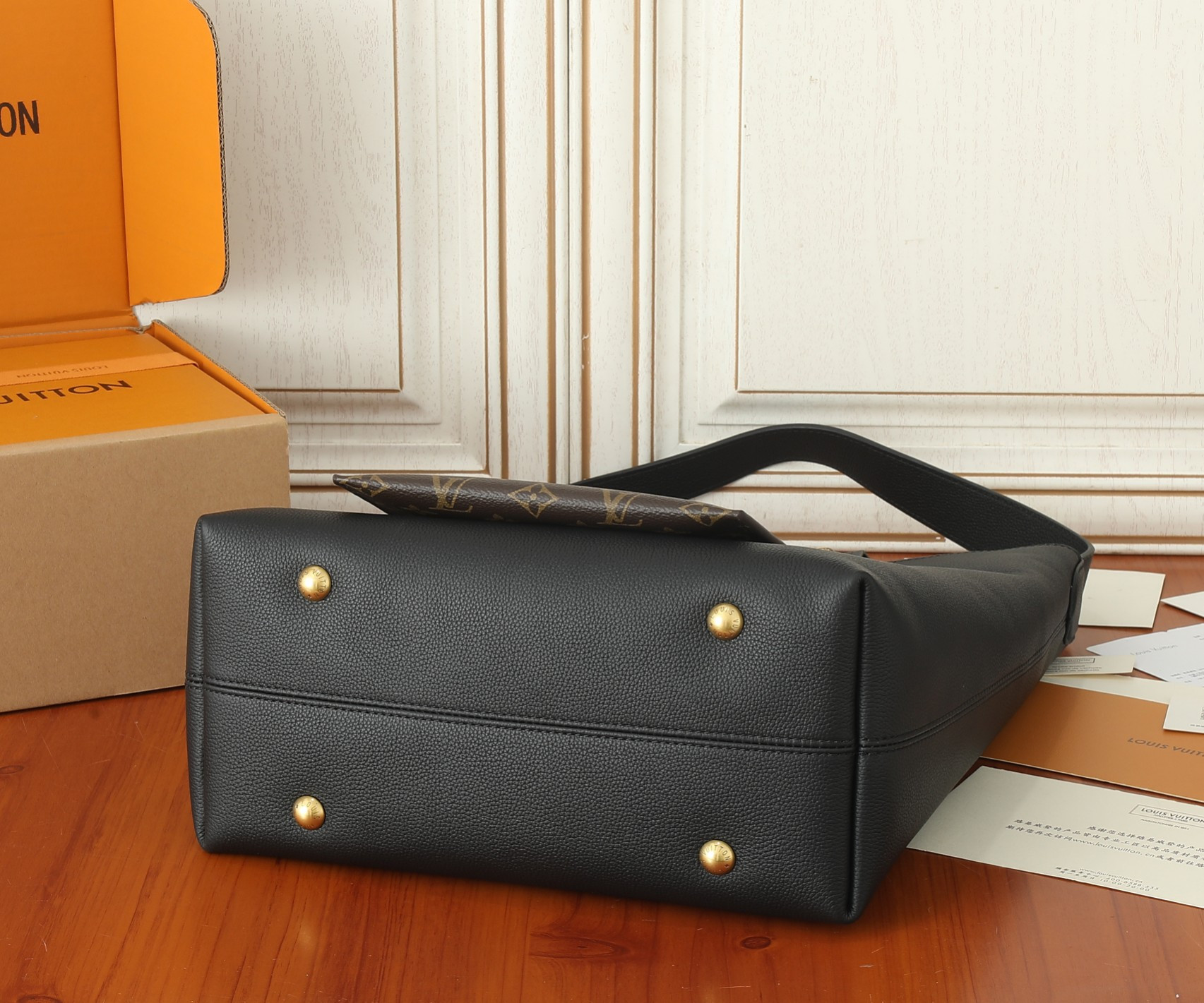 LV Low Key Hobo MM M24856 12.2 x 13.8 x 7.1 in