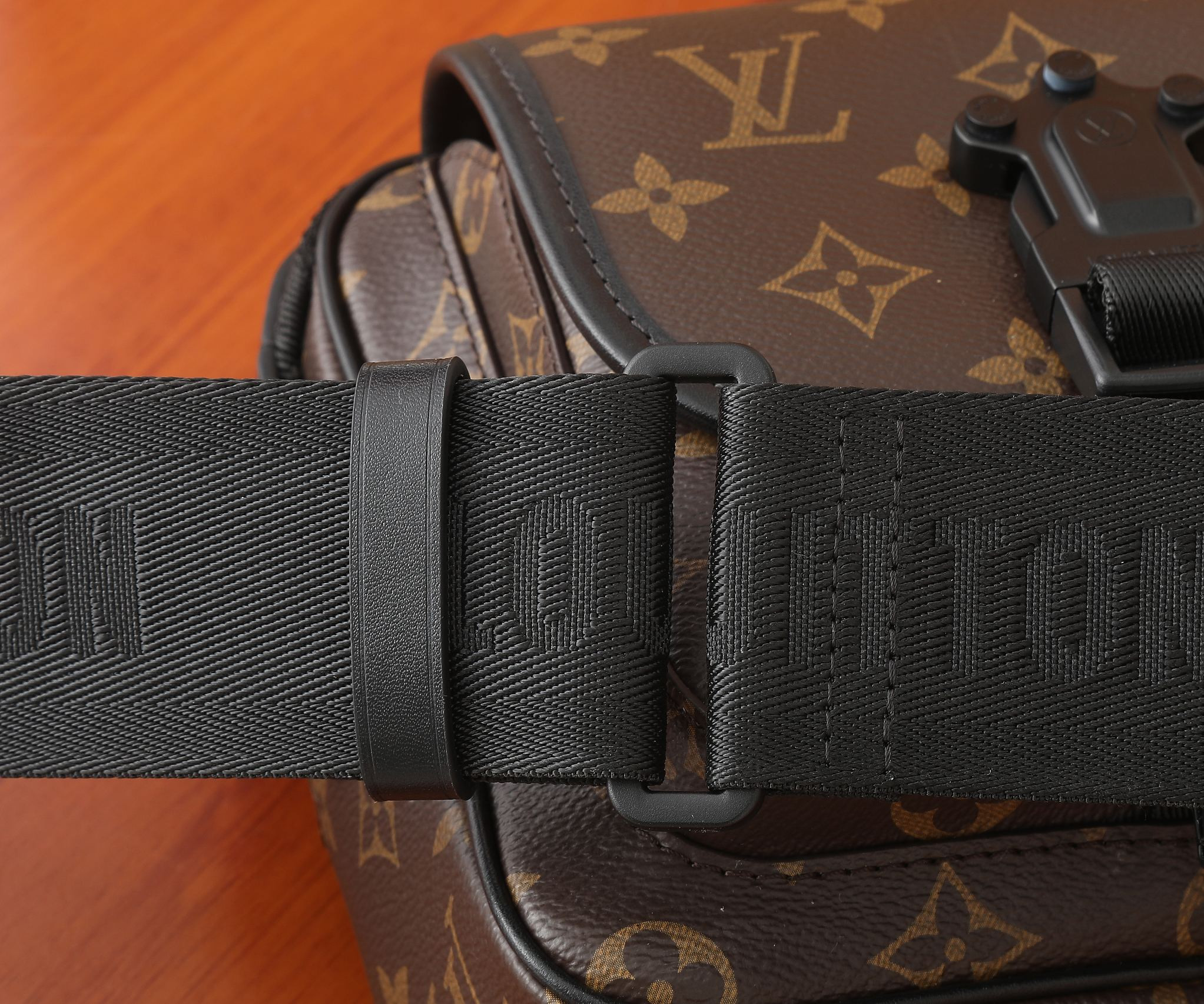 LV Quest Messenger M46973 7.1 x 7.1 x 3.9 inches