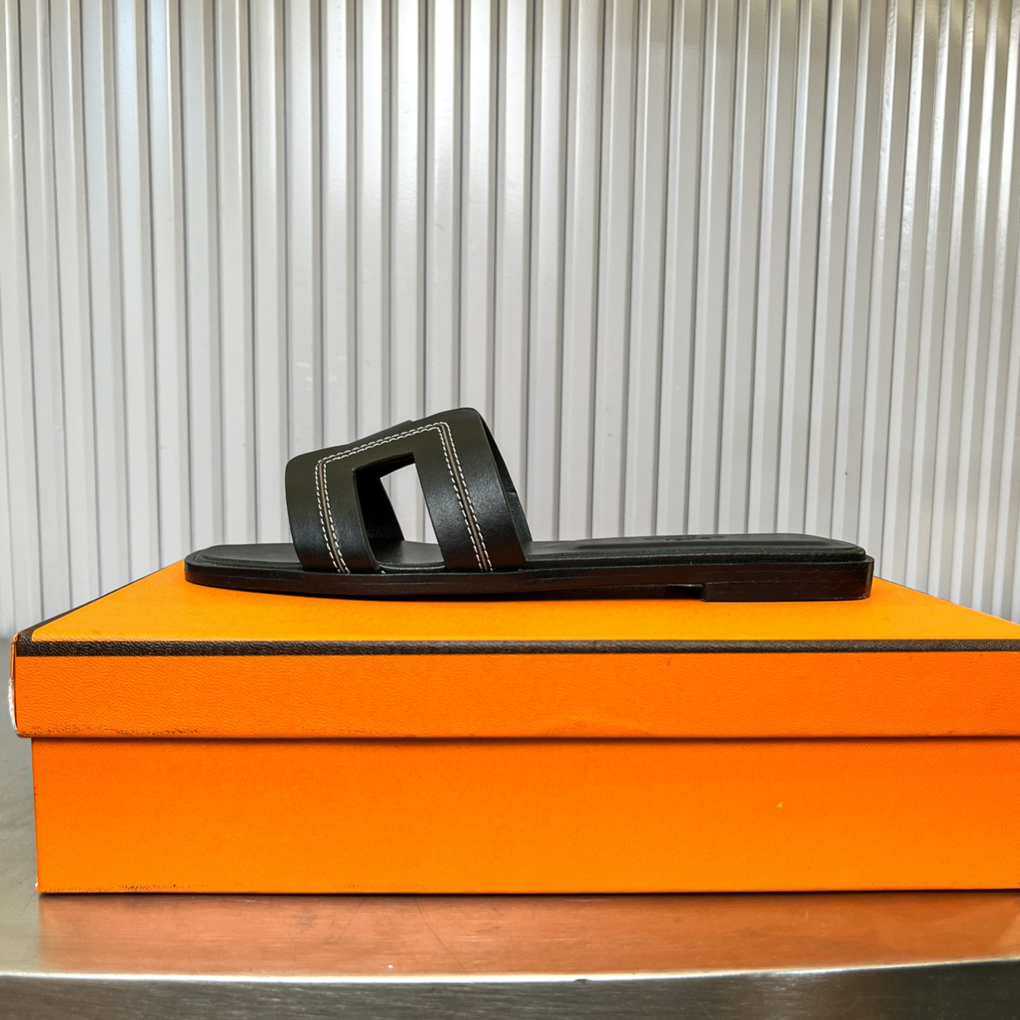 ua H**me5 oran sandal