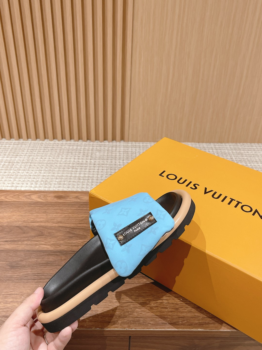 UA LV Pool Pillow Flat Comfort Mule