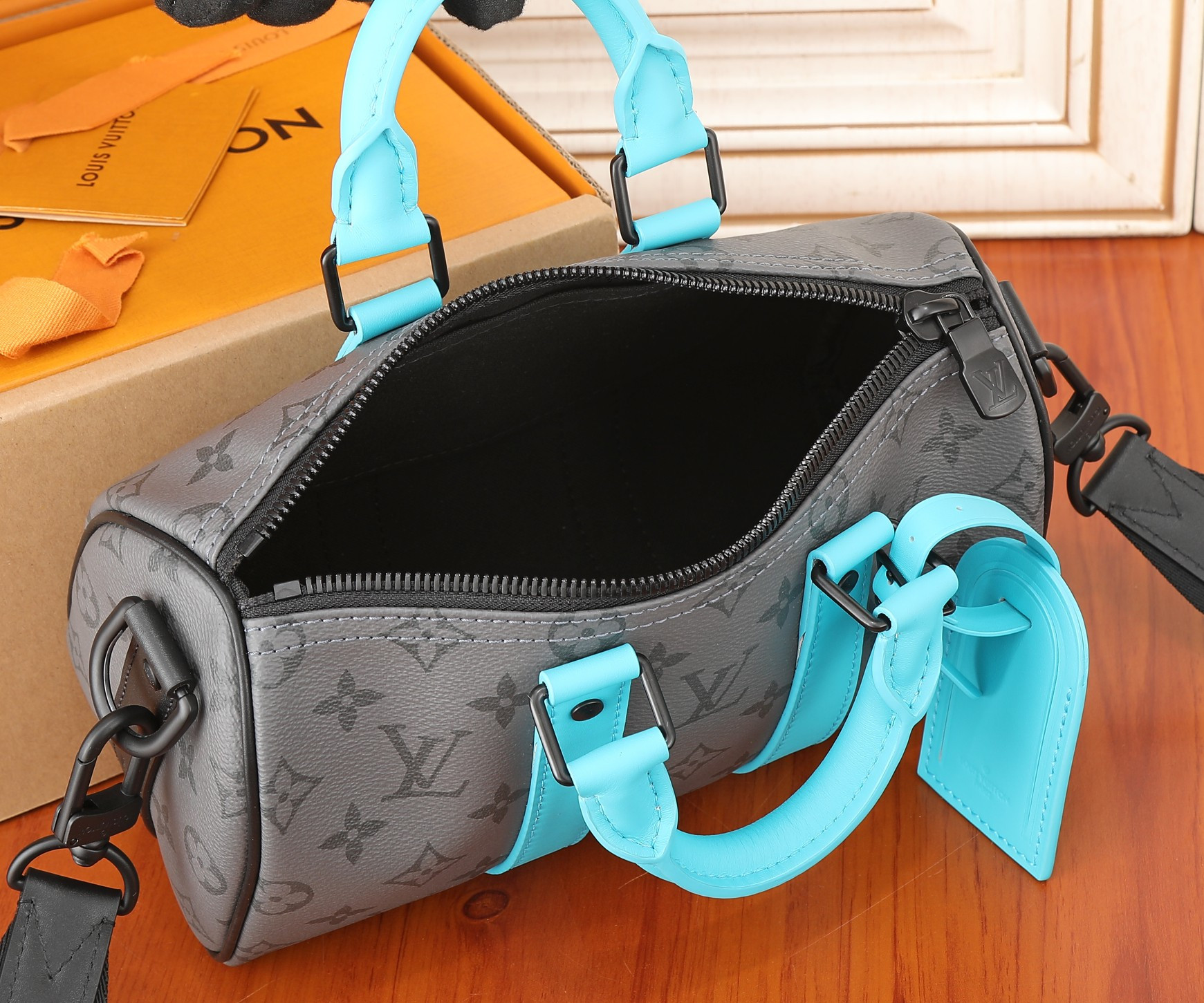 LV Keepall Bandoulière 25 M11645 9.8 x 5.9 x 4.3 inches