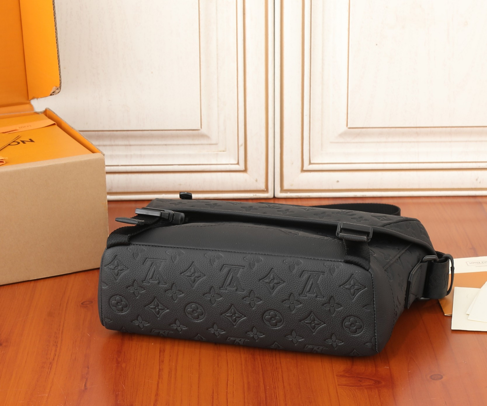 LV Messenger Voyager PM M25121 33x22.5x11CM