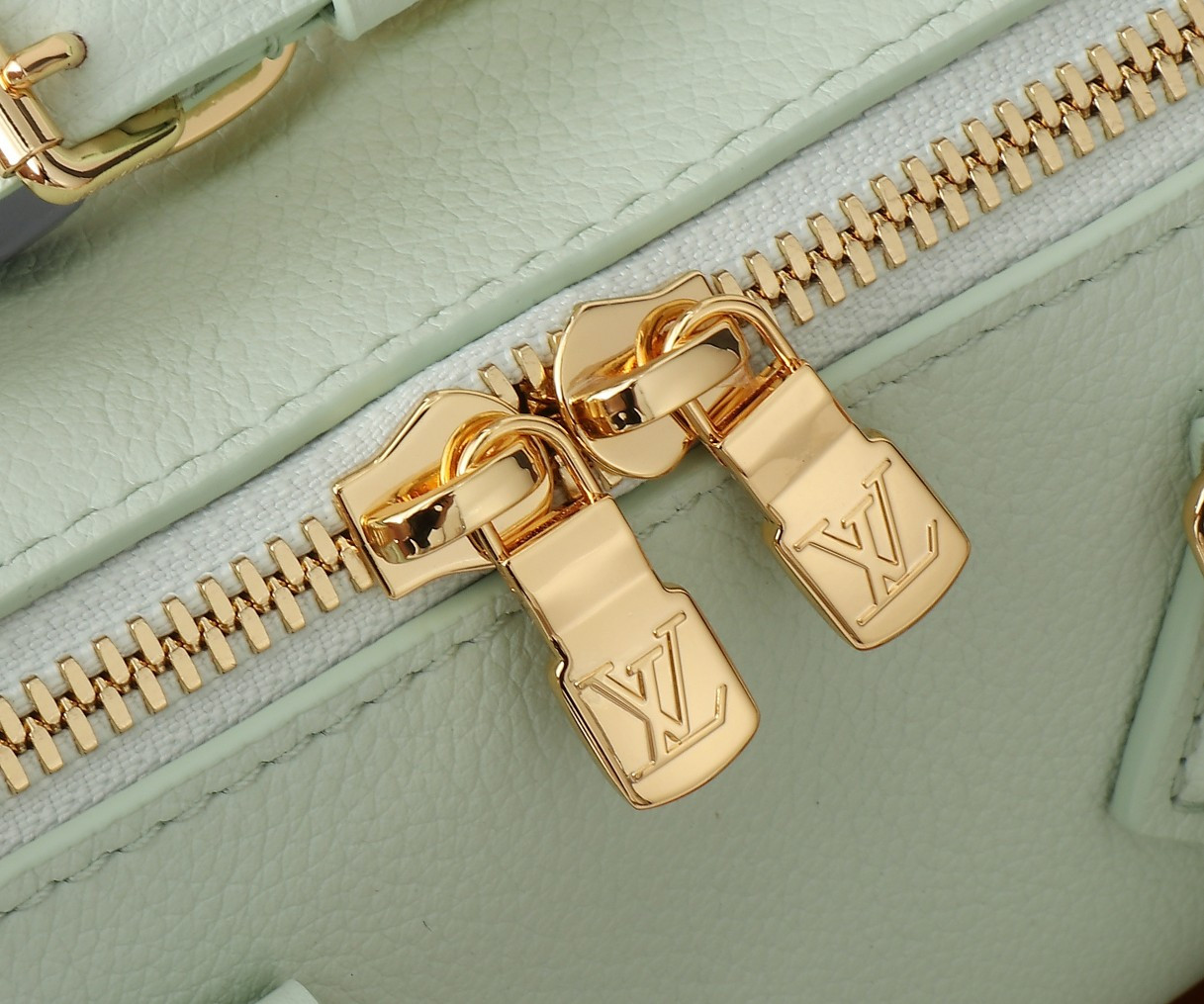 LV Speedy 18 M24605 18x12.5x11CM