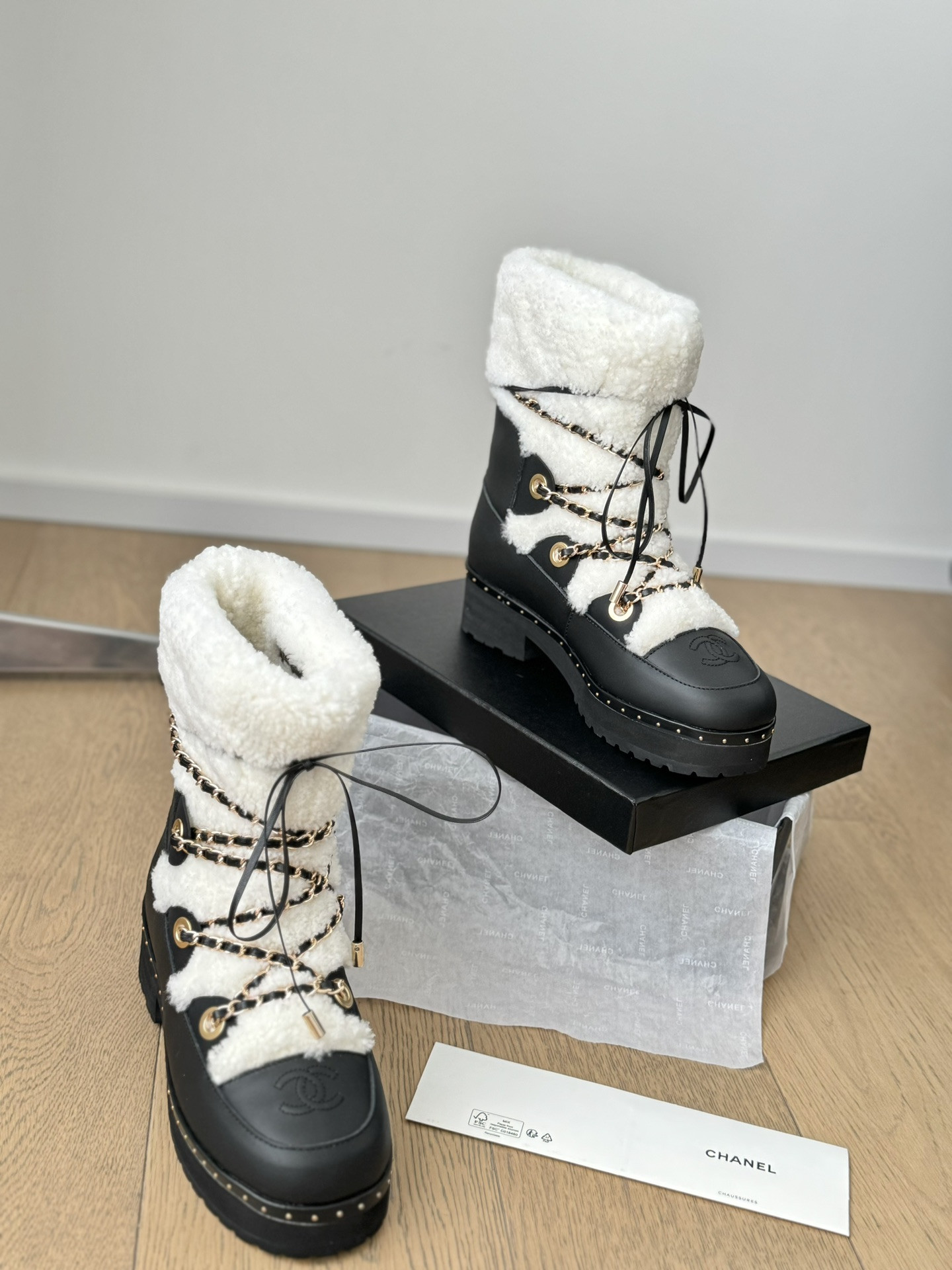 ua Ch*el snow boots