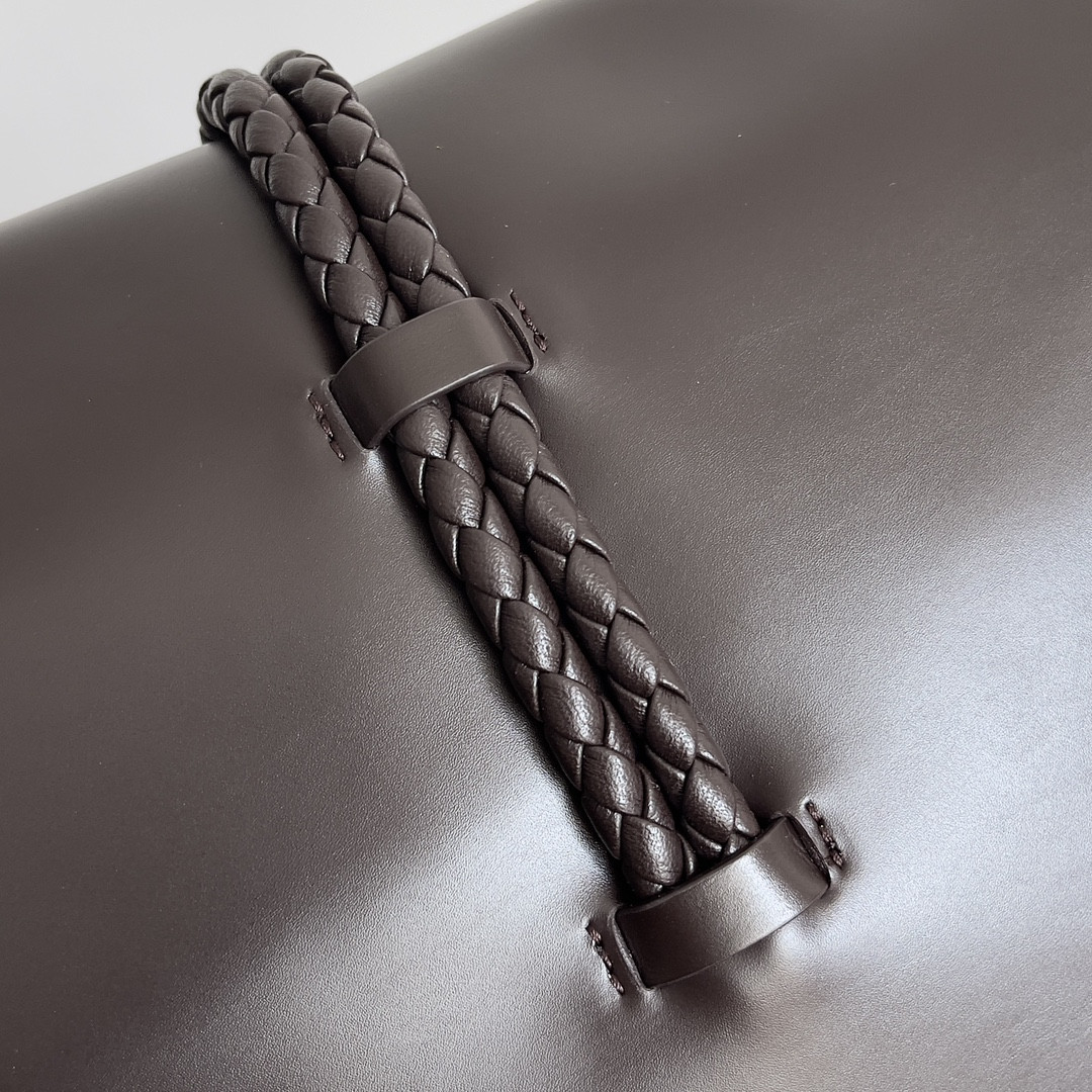 bo*te*ga Ve*ne*ta liberta  23 x 35 x 6cm