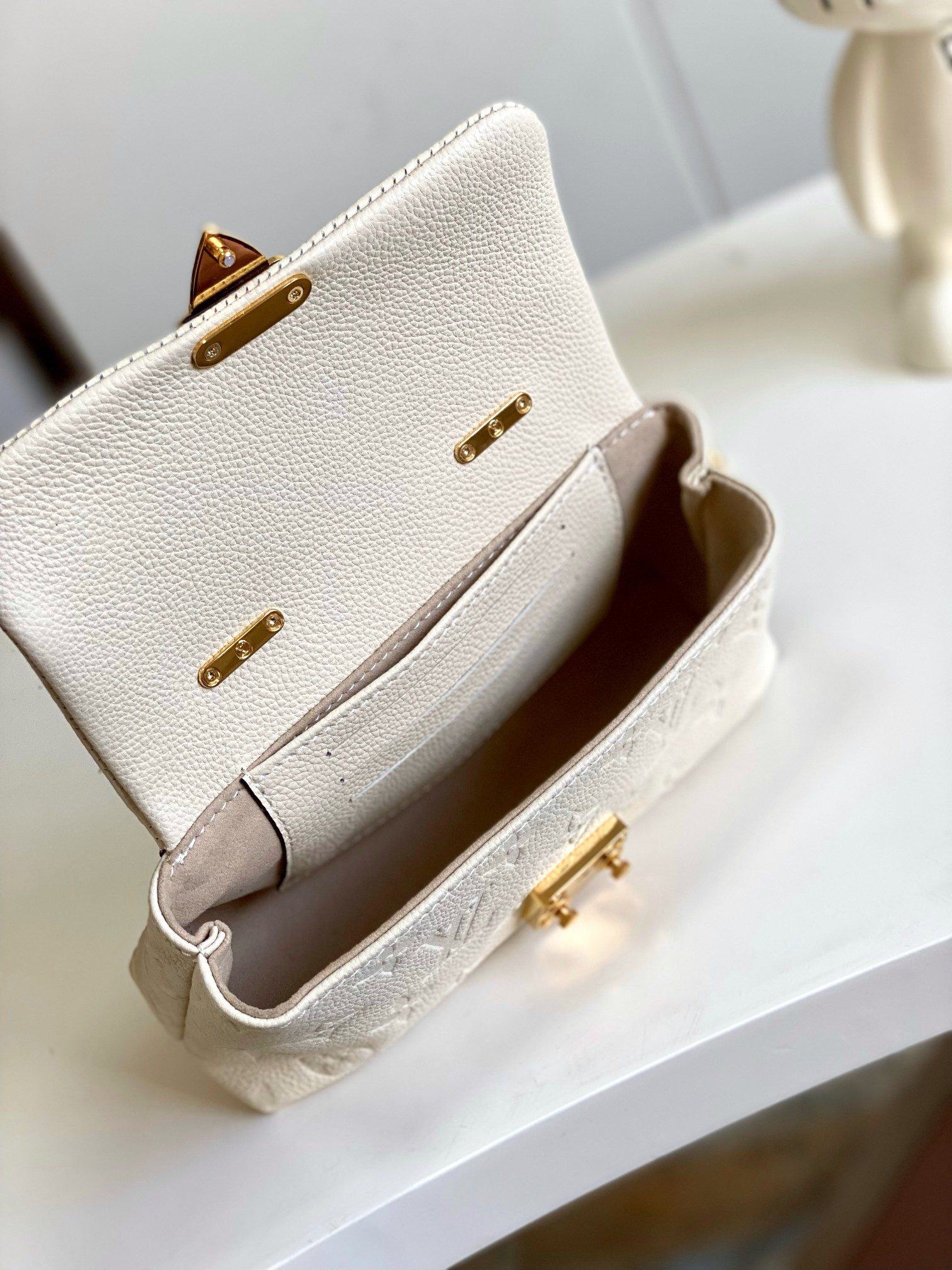 LV Nano Madeleine M12145 12.5 x 6 x 21cm