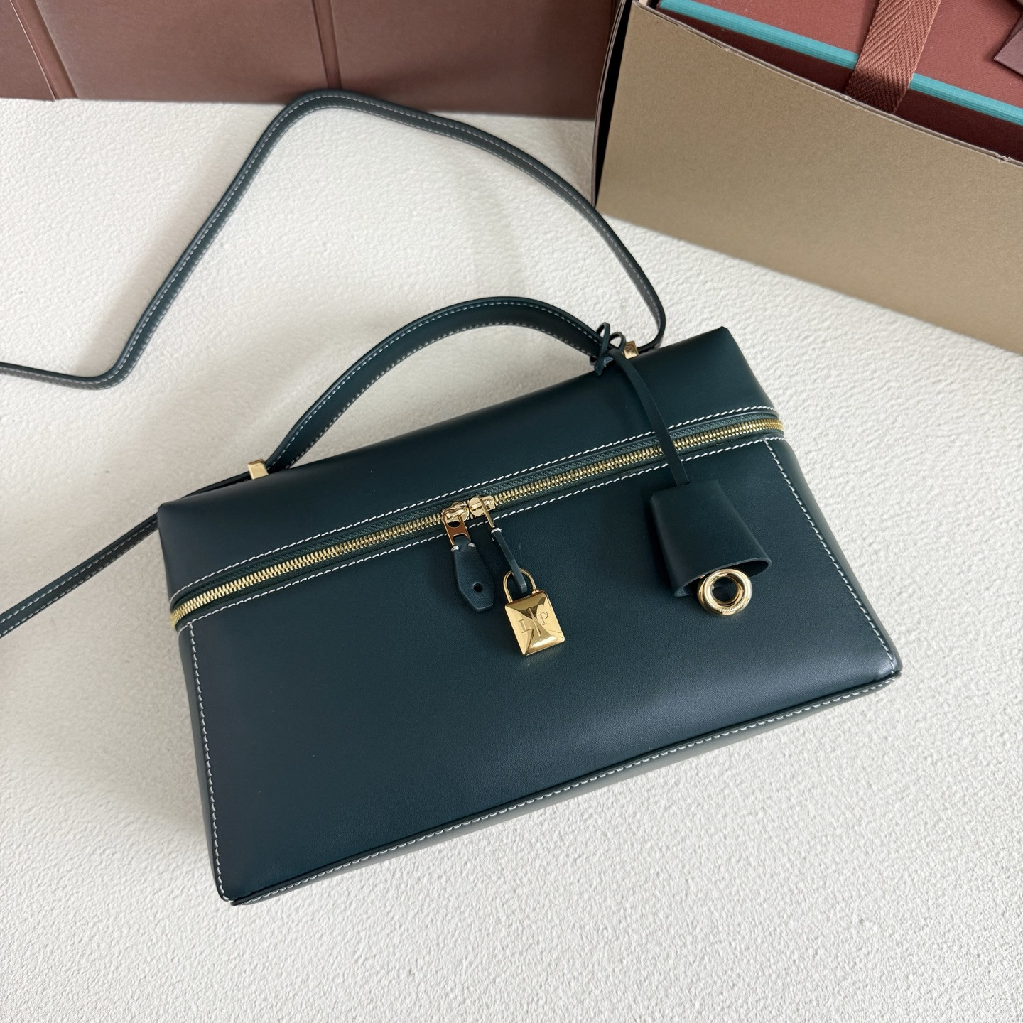 L**o p*ana extra pocket l27 calfskin 16x27x10cm