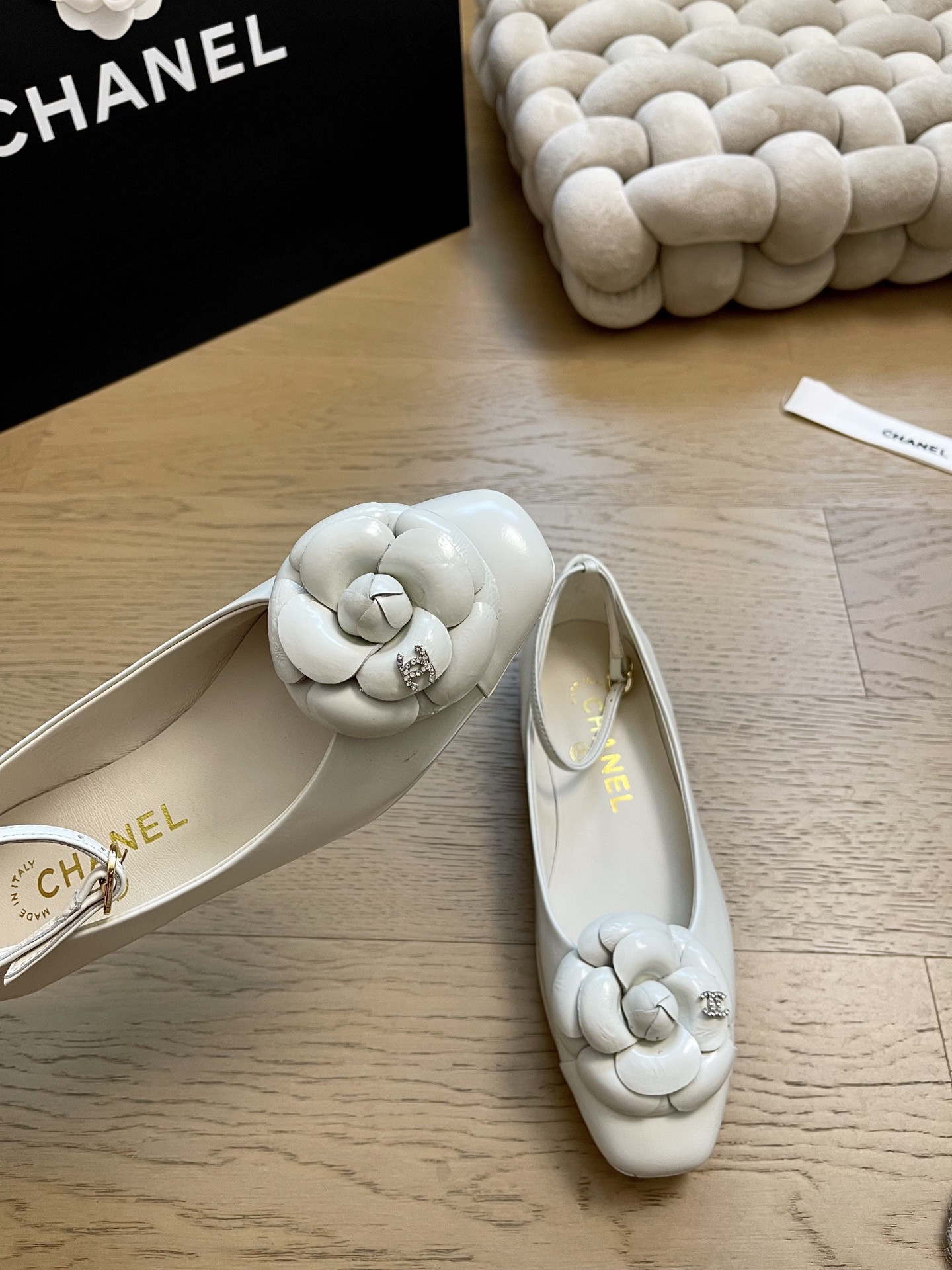 ua Ch*el ballet flats