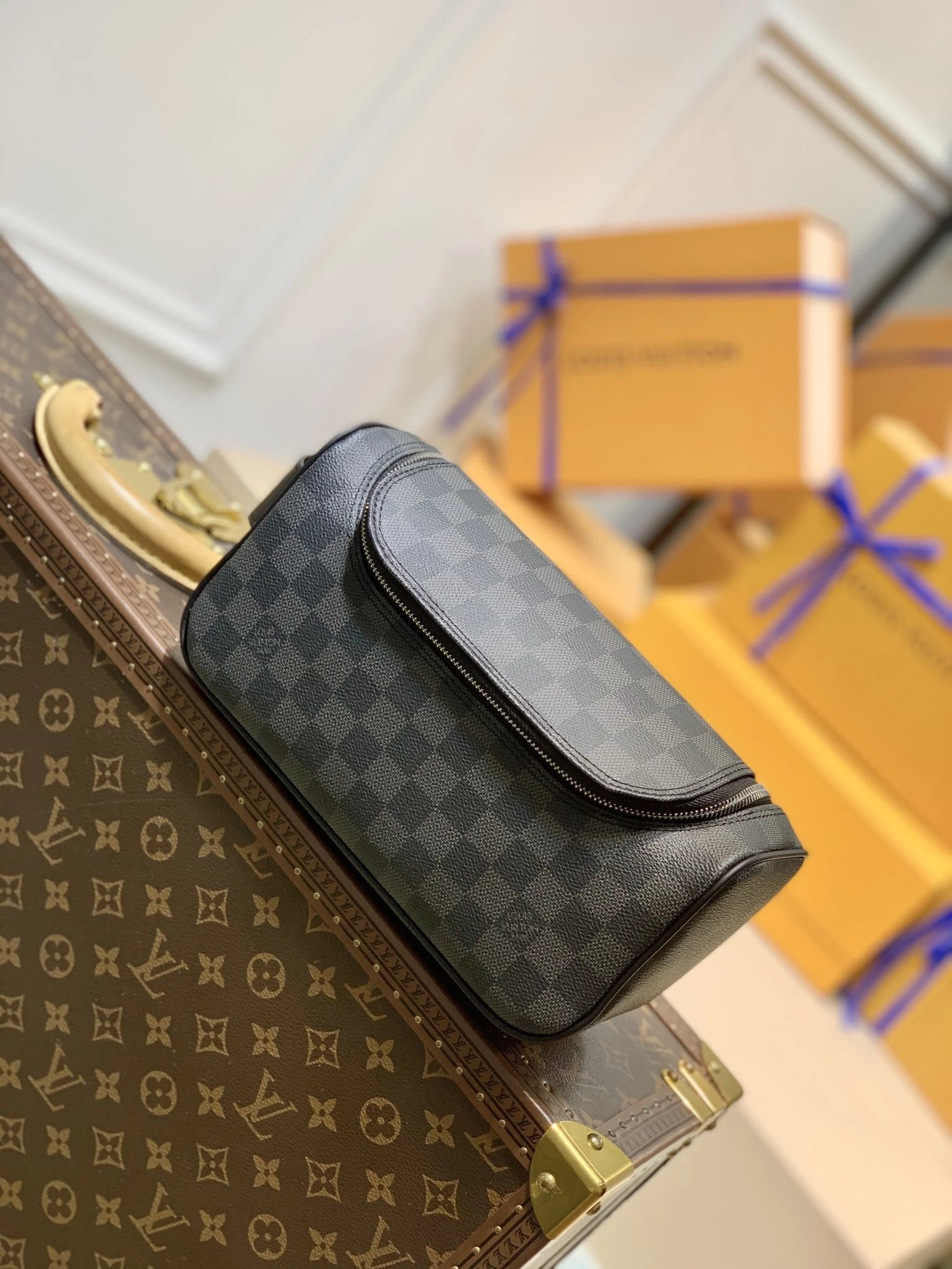 LV TOILETRY POUCH N47625