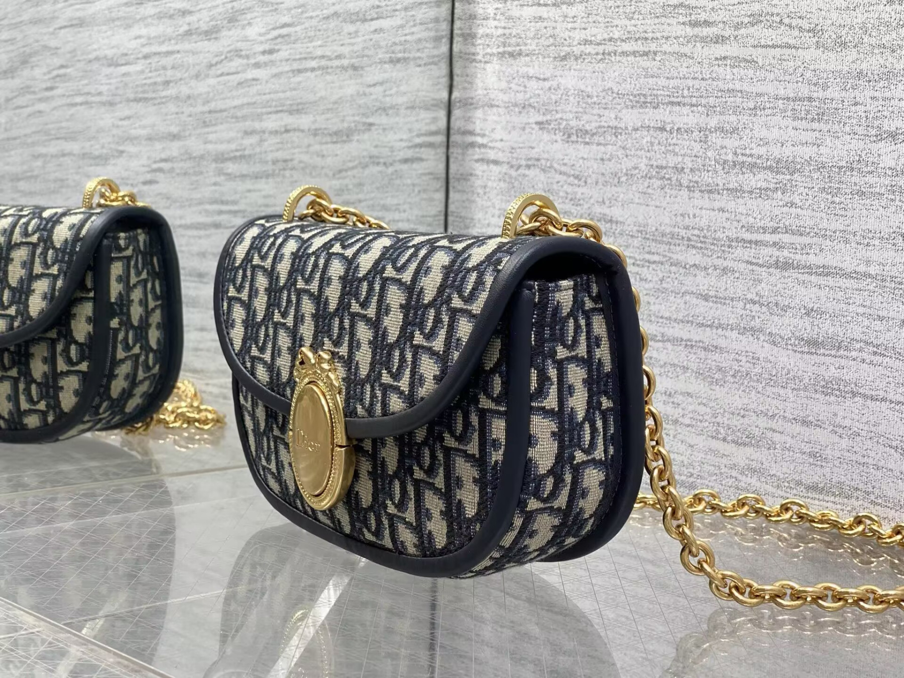 D10r Small Médaillon Flap Bag with Chain 21 x 12 x 5.5 cm