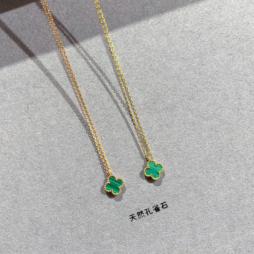 V*n Cl**f & Arpels Mini Four-Leaf Clover Necklace Diameter approx 1.0cm, Chain length approx 40+5cm