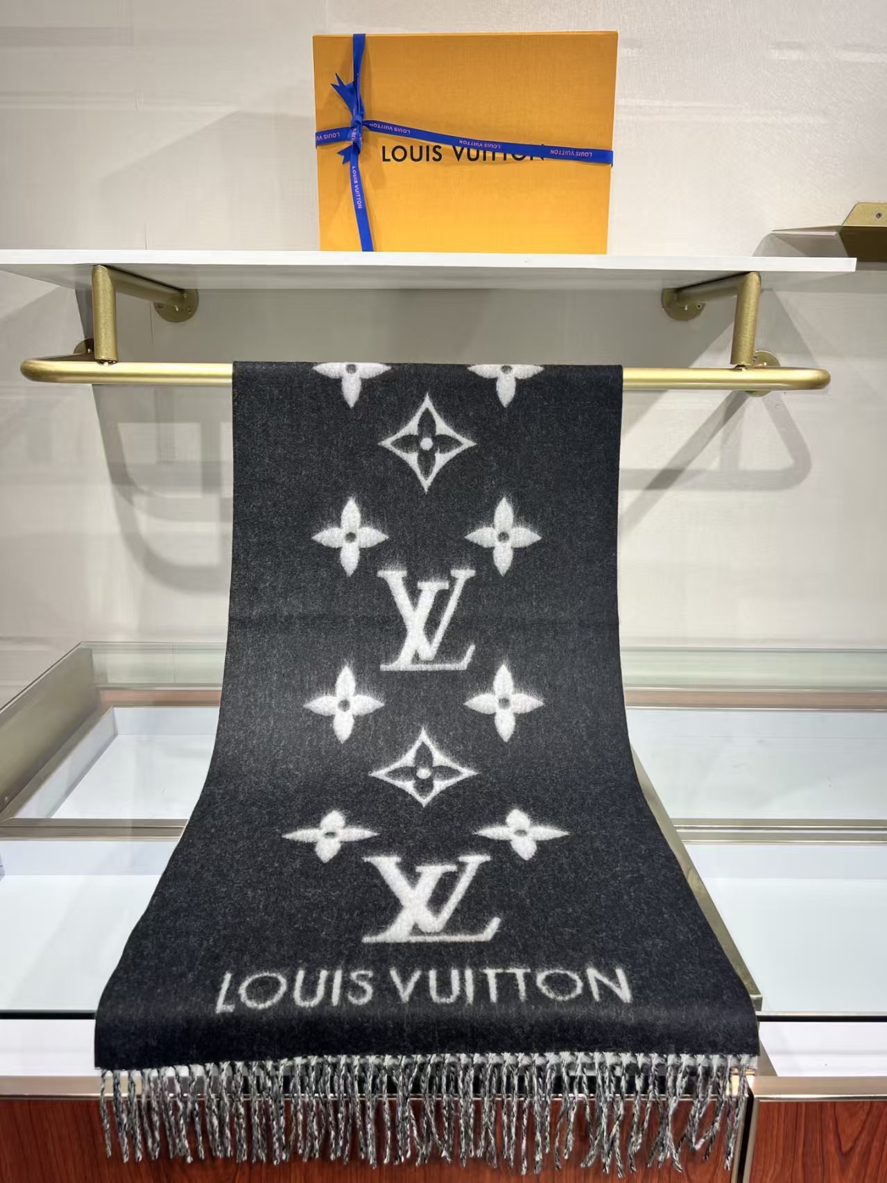 Louis Vuitton Reykjavik scarf