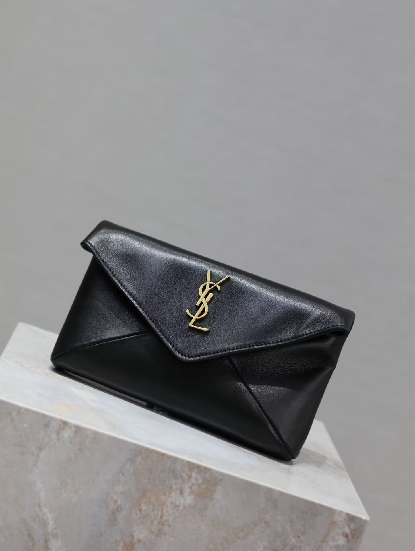 Y51 CASSANDRE small envelope pouch in lambskin 21x14x3cm