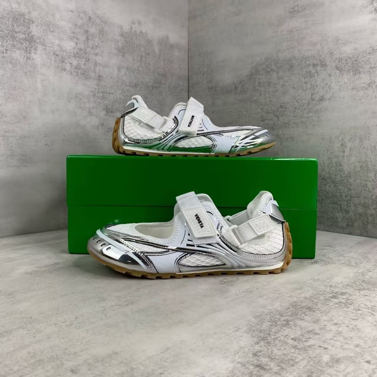 ua b0tt*ga Ven*ta orbit flash mary-jane sneaker