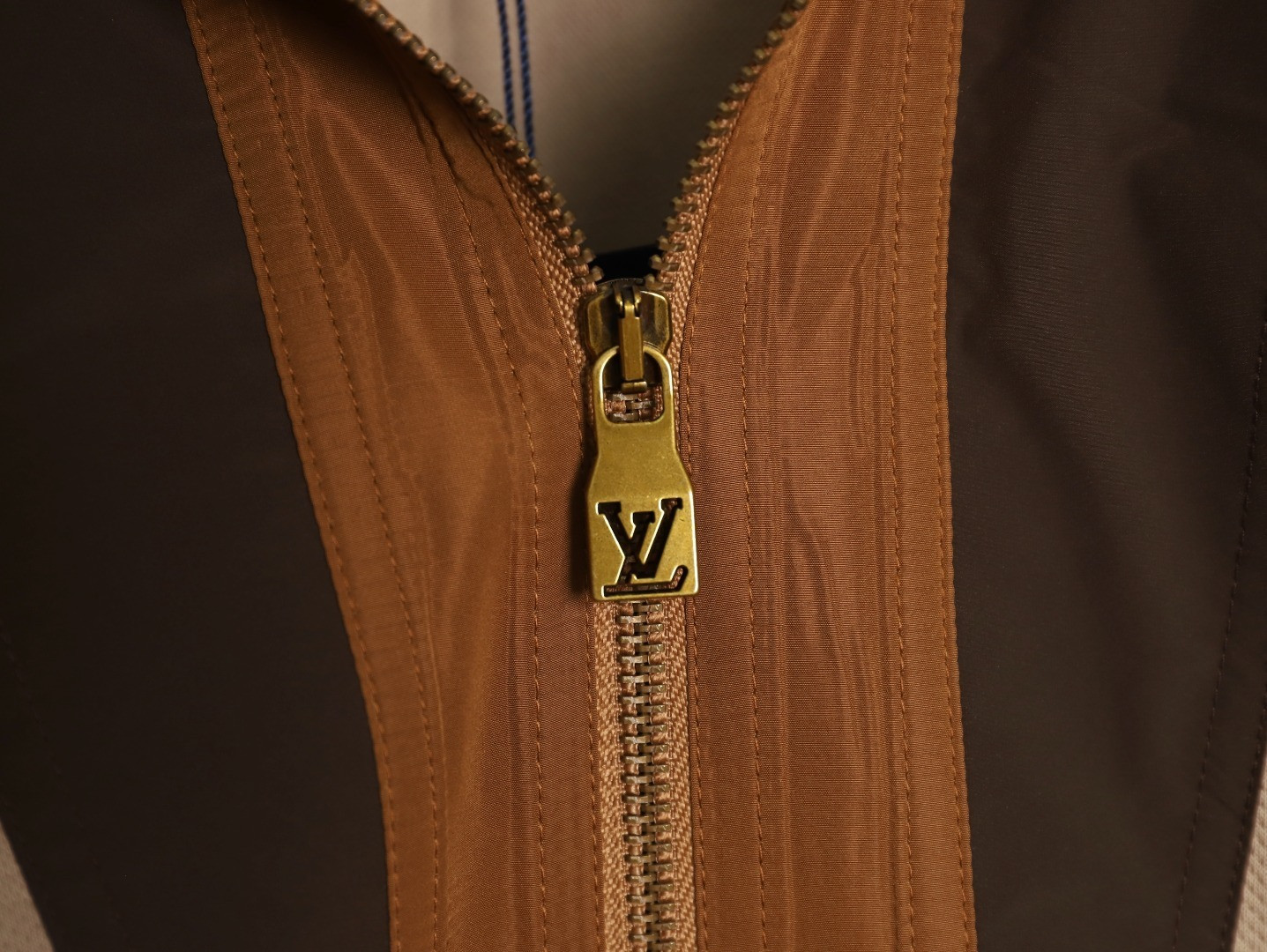 L0vis Vvtt0n Hoodies