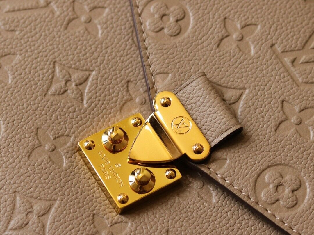 LV Pochette Métis M44881 25x19x7cm