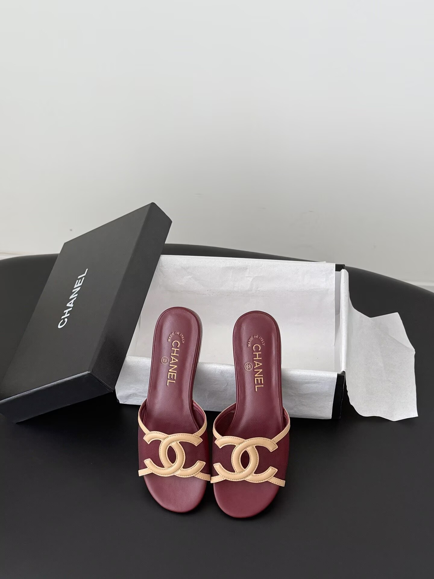 ua Ch**el sandals