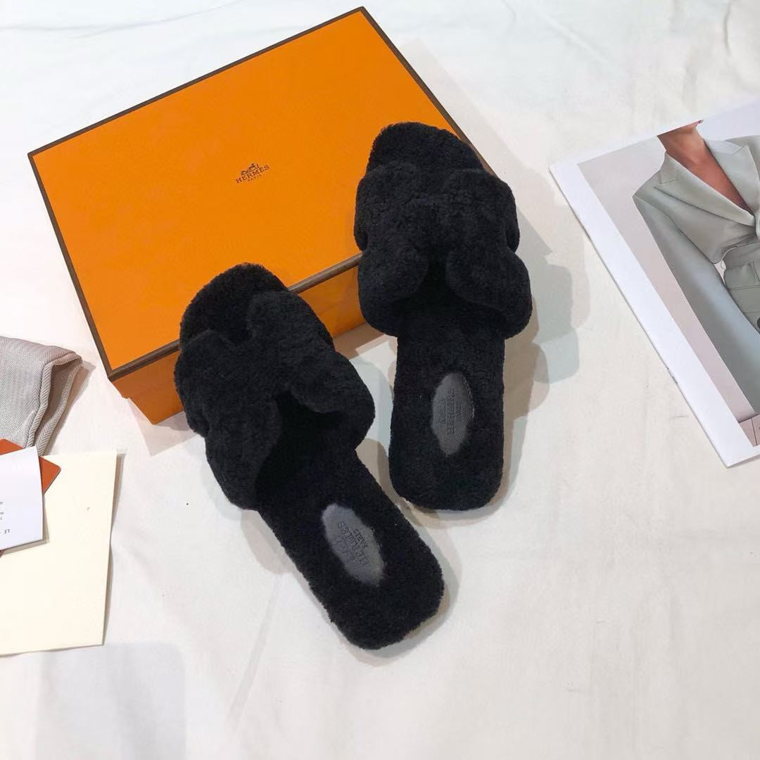 UA H**me5 Oran sandal