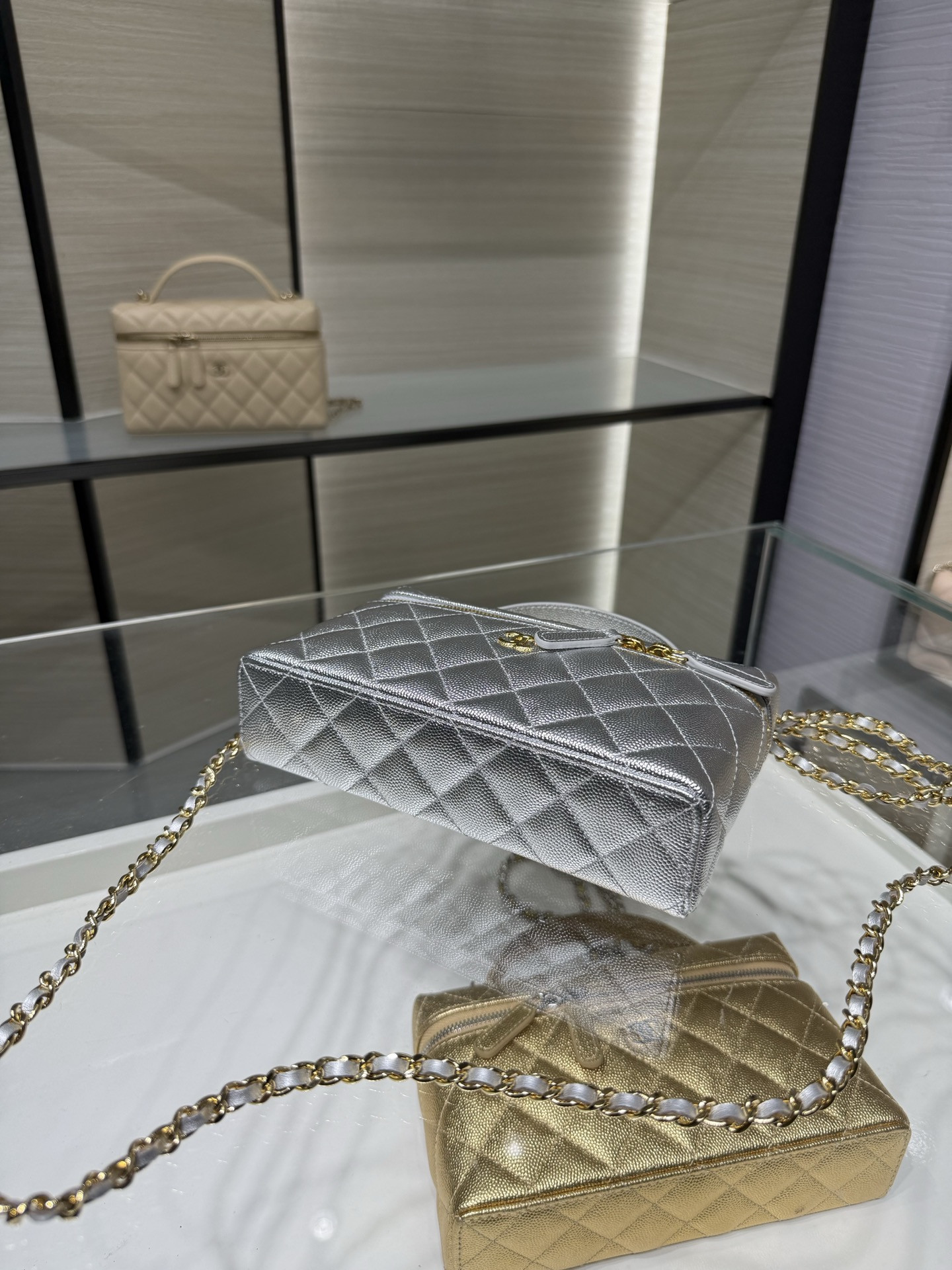 Ch**el Classic Vanity with chain Handbag AP4385 17x19x5cm