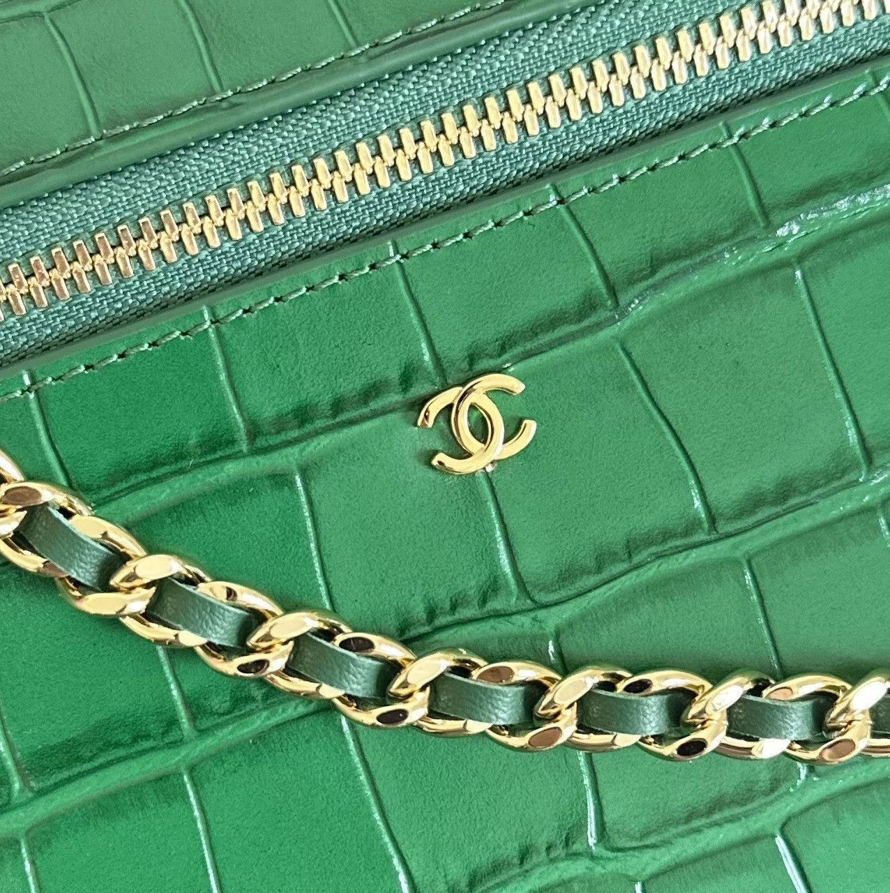 Ch**el Vanity with Chain 17x19.5x5cm
