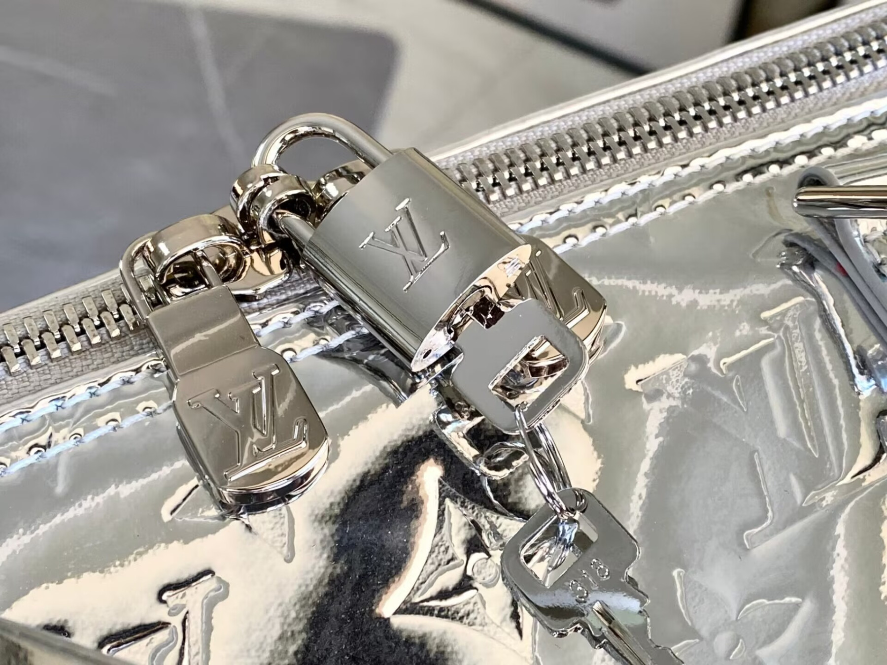 LV Keepall Bandoulière 50 M26766 50x29x23cm