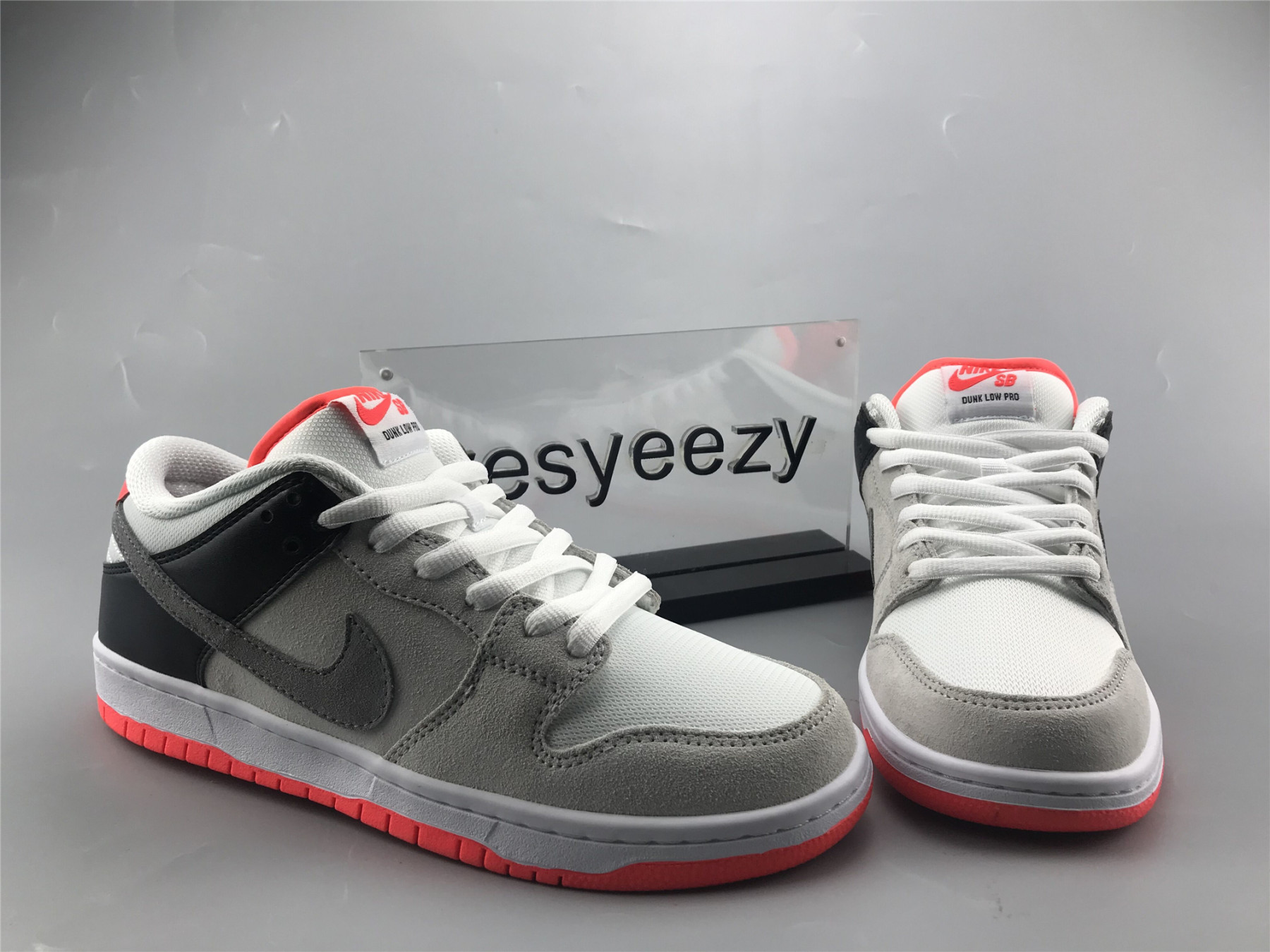 UA NIKE DUNK LOW SB "INFRARED"