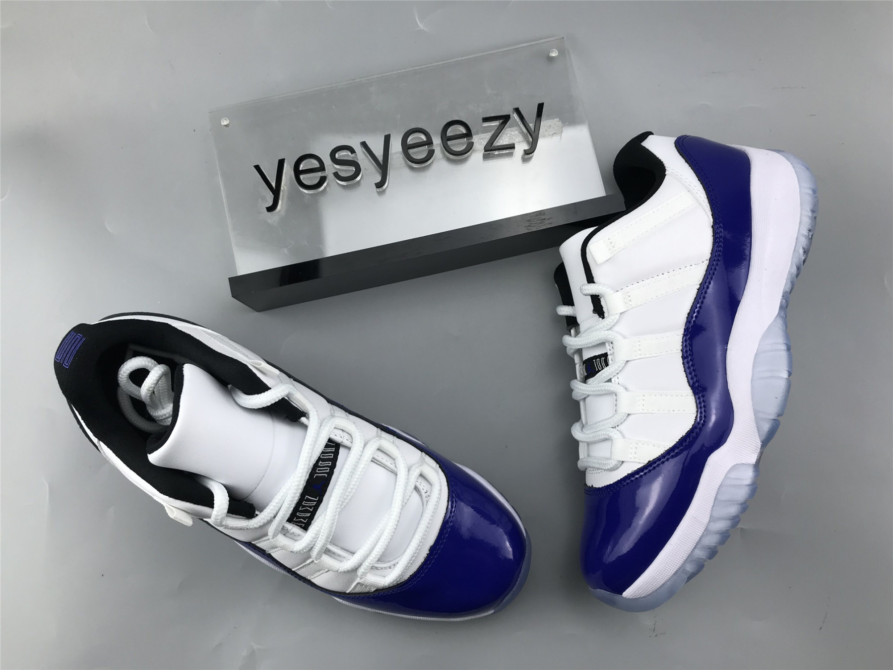 UA WMNS AIR JORDAN 11 RETRO LOW 