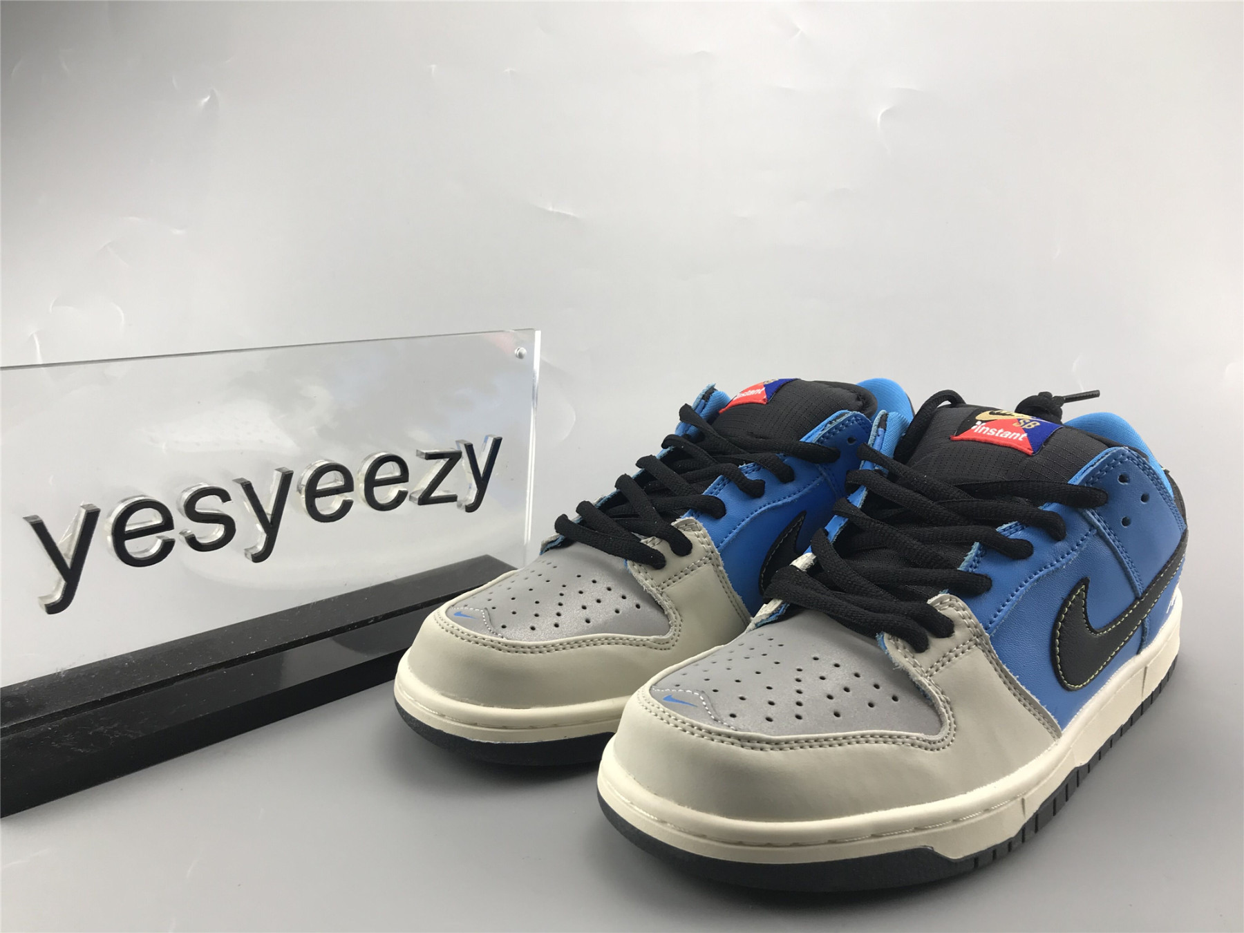 UA INSTANT SKATEBOARDS NIKE SB DUNK LOW