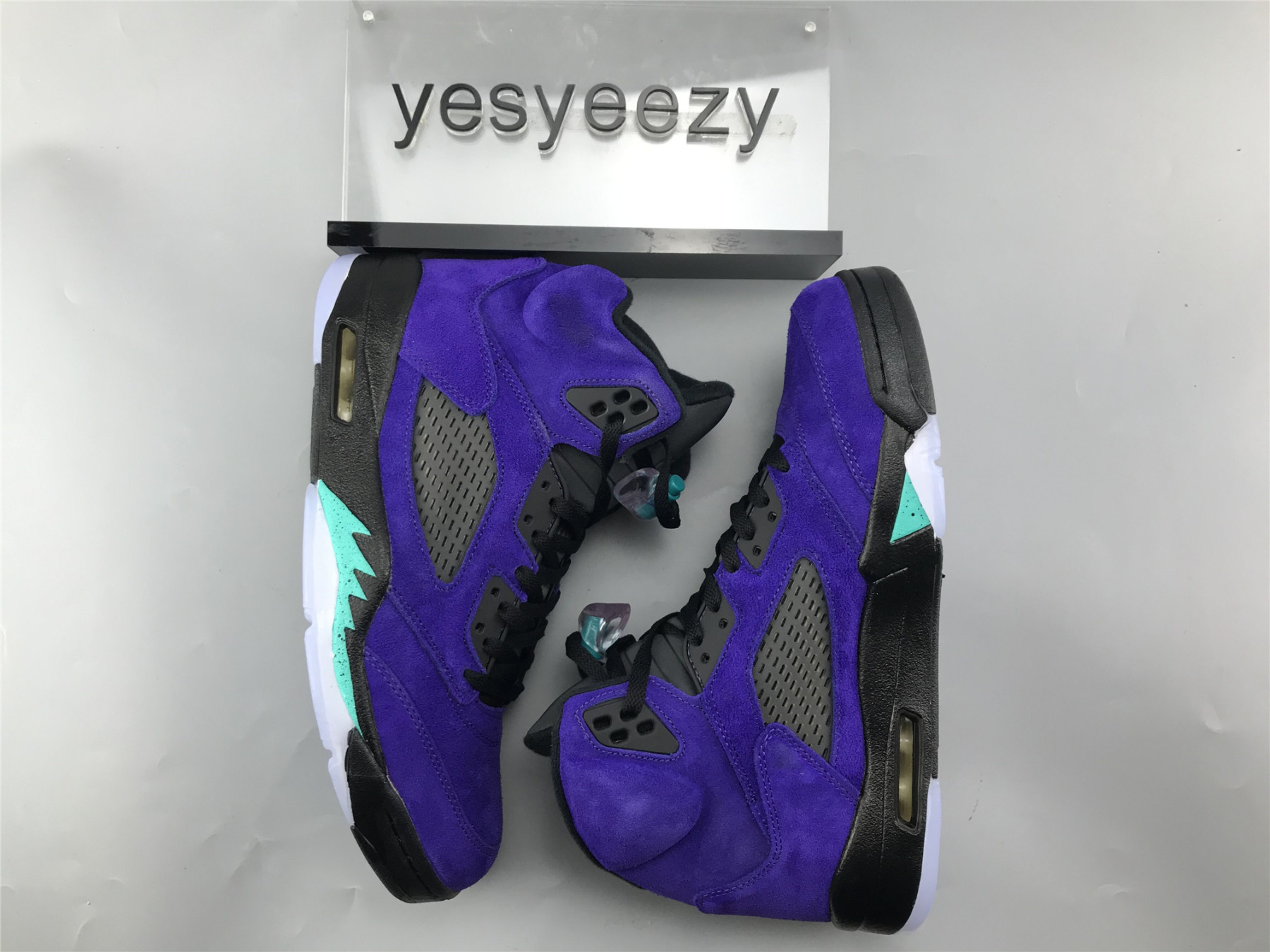 UA AIR JORDAN 5 RETRO "ALTERNATE GRAPE"