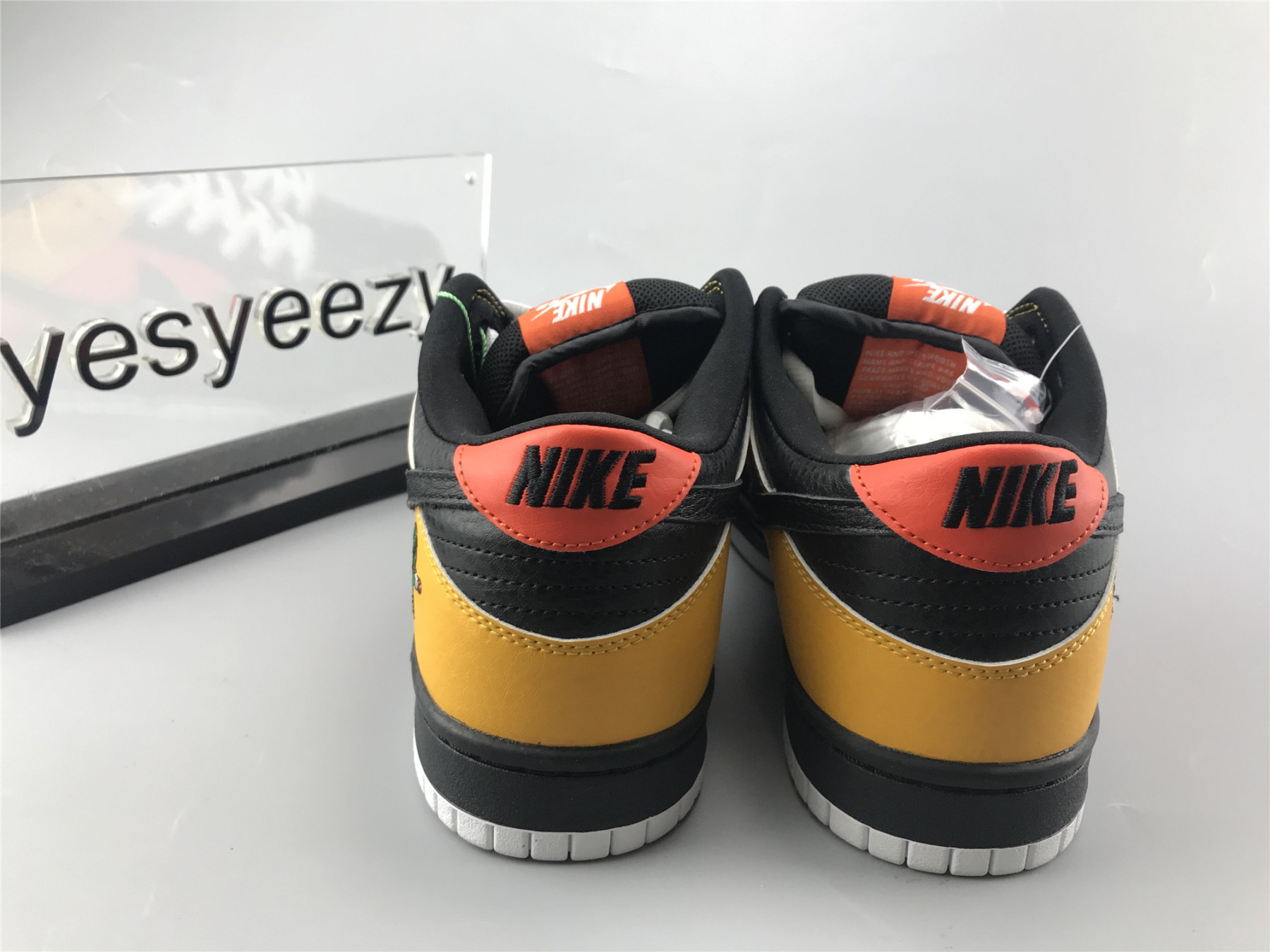 UA NIKE DUNK LOW PRO SB "RAYGUN"