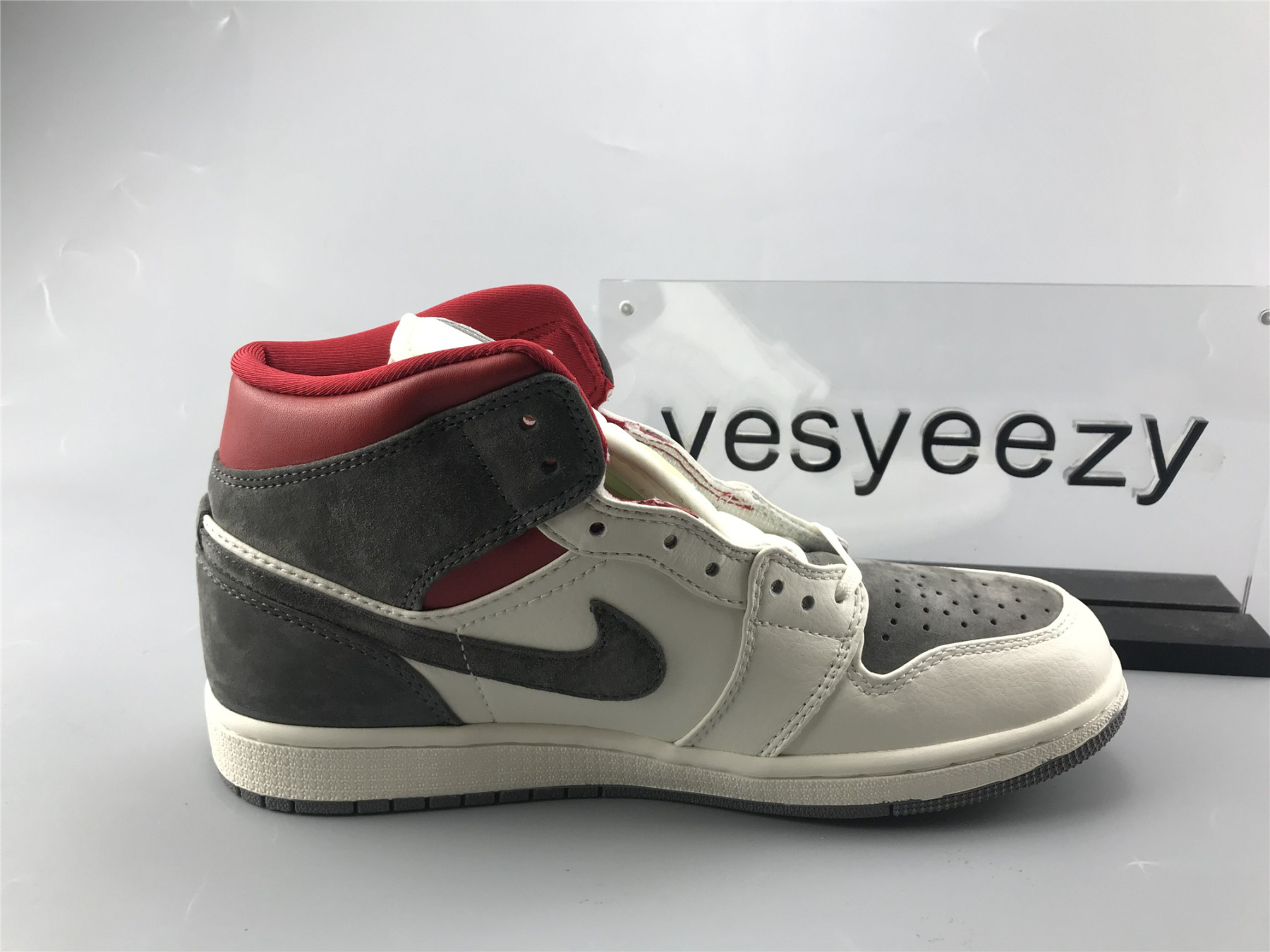 UA SNEAKERSNSTUFF X AIR JORDAN 1 MID 