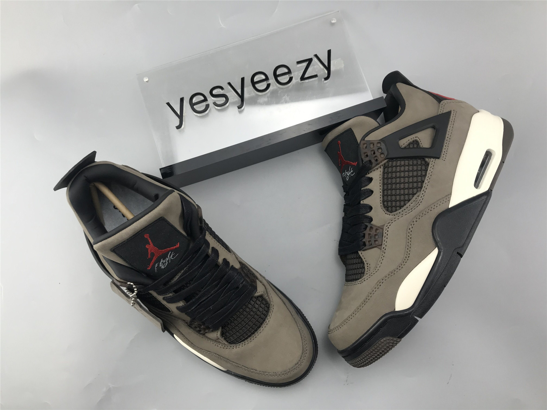 UA TRAVIS SCOTT X AIR JORDAN 4 "CATUS JACK" OLIVE