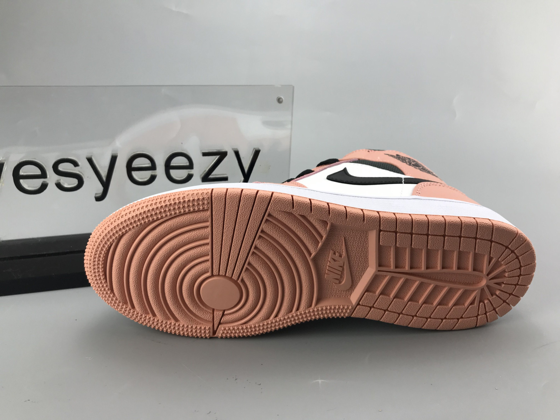 UA  AIR JORDAN 1 MID GS 