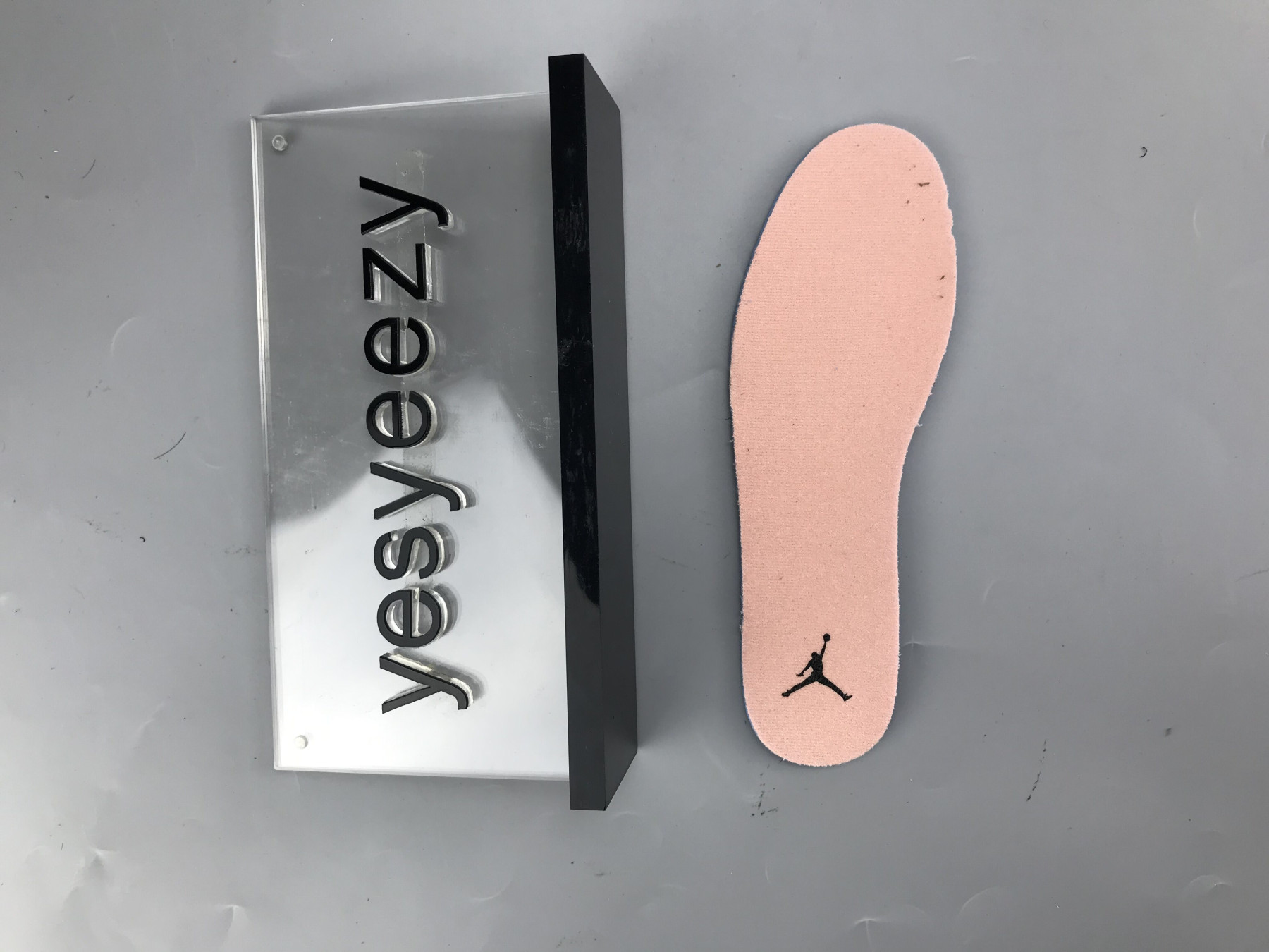 UA  AIR JORDAN 1 MID GS 