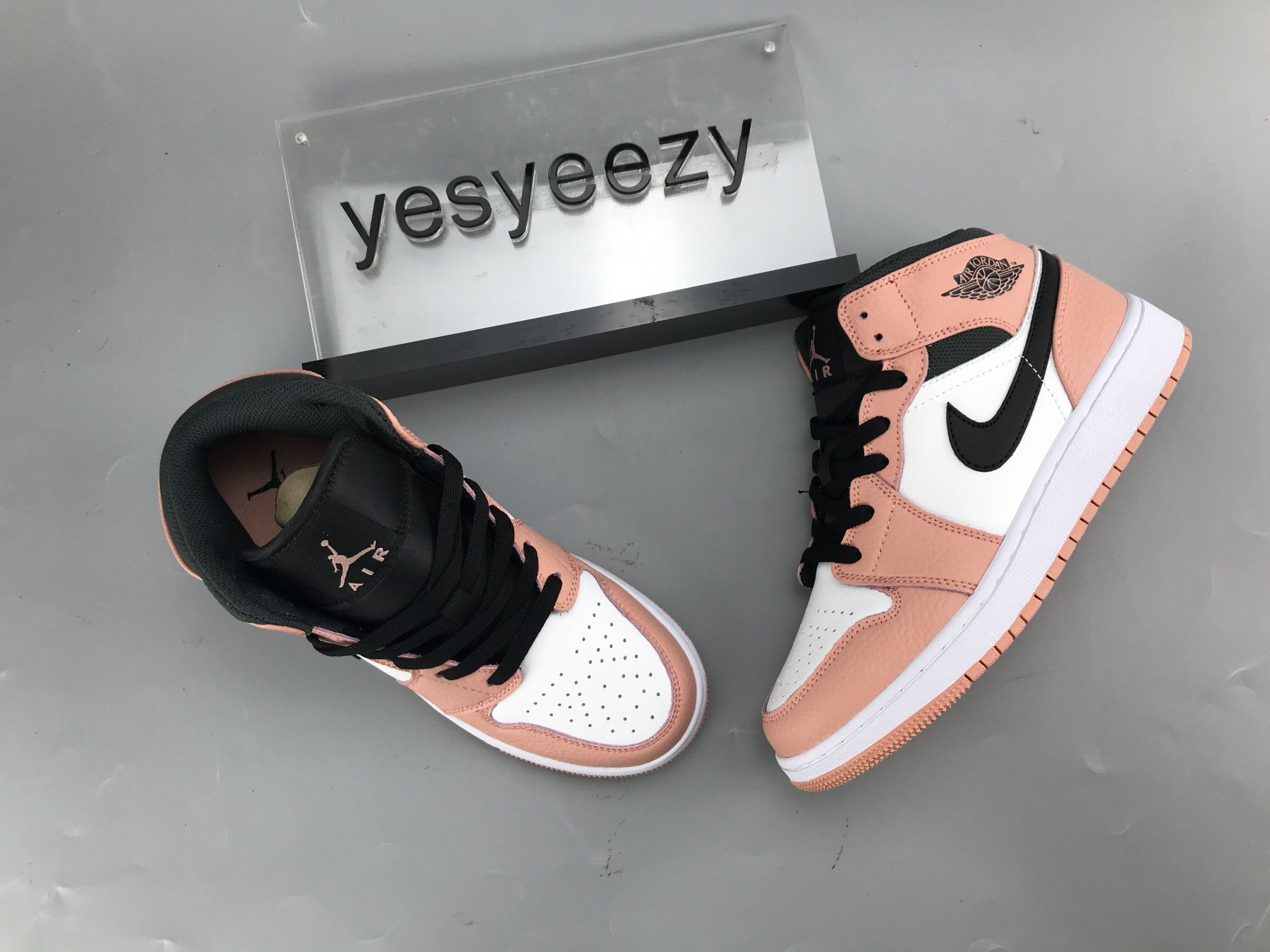 UA  AIR JORDAN 1 MID GS 