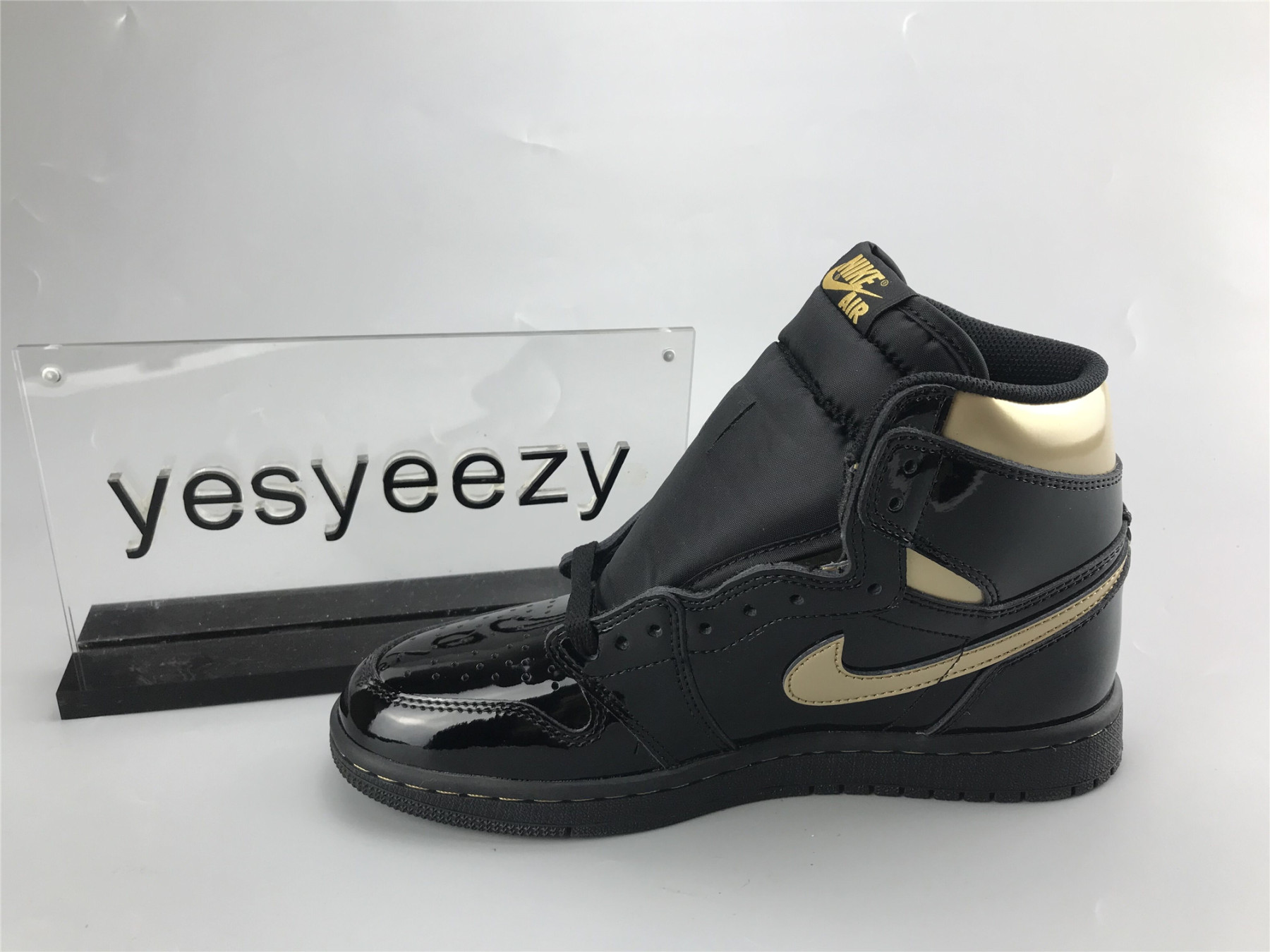 UA AIR JORDAN 1 RETRO HIGH OG BLACK METALLIC GOLD