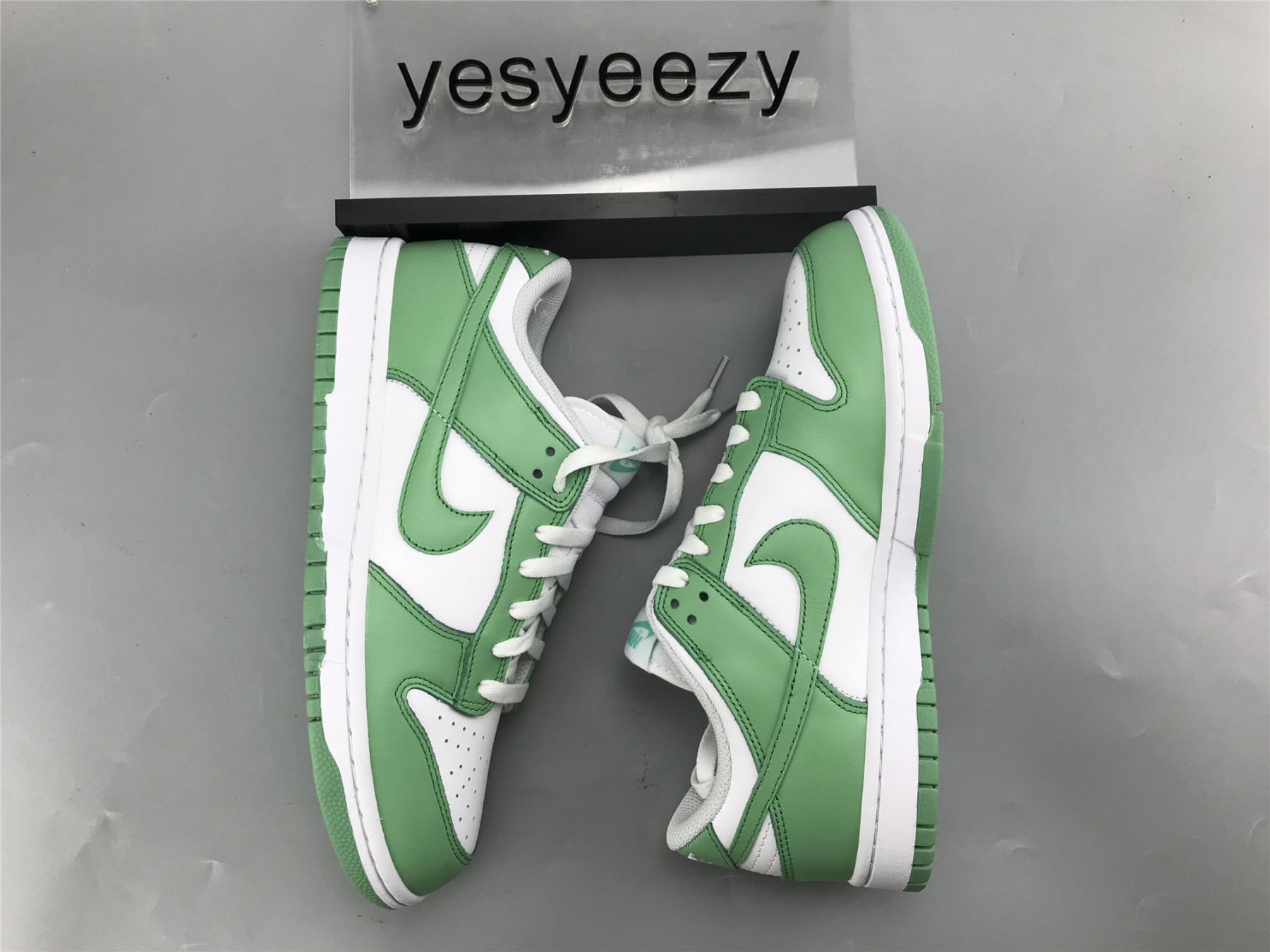 UA NIKE DUNK LOW WMNS "GREEN GLOW"