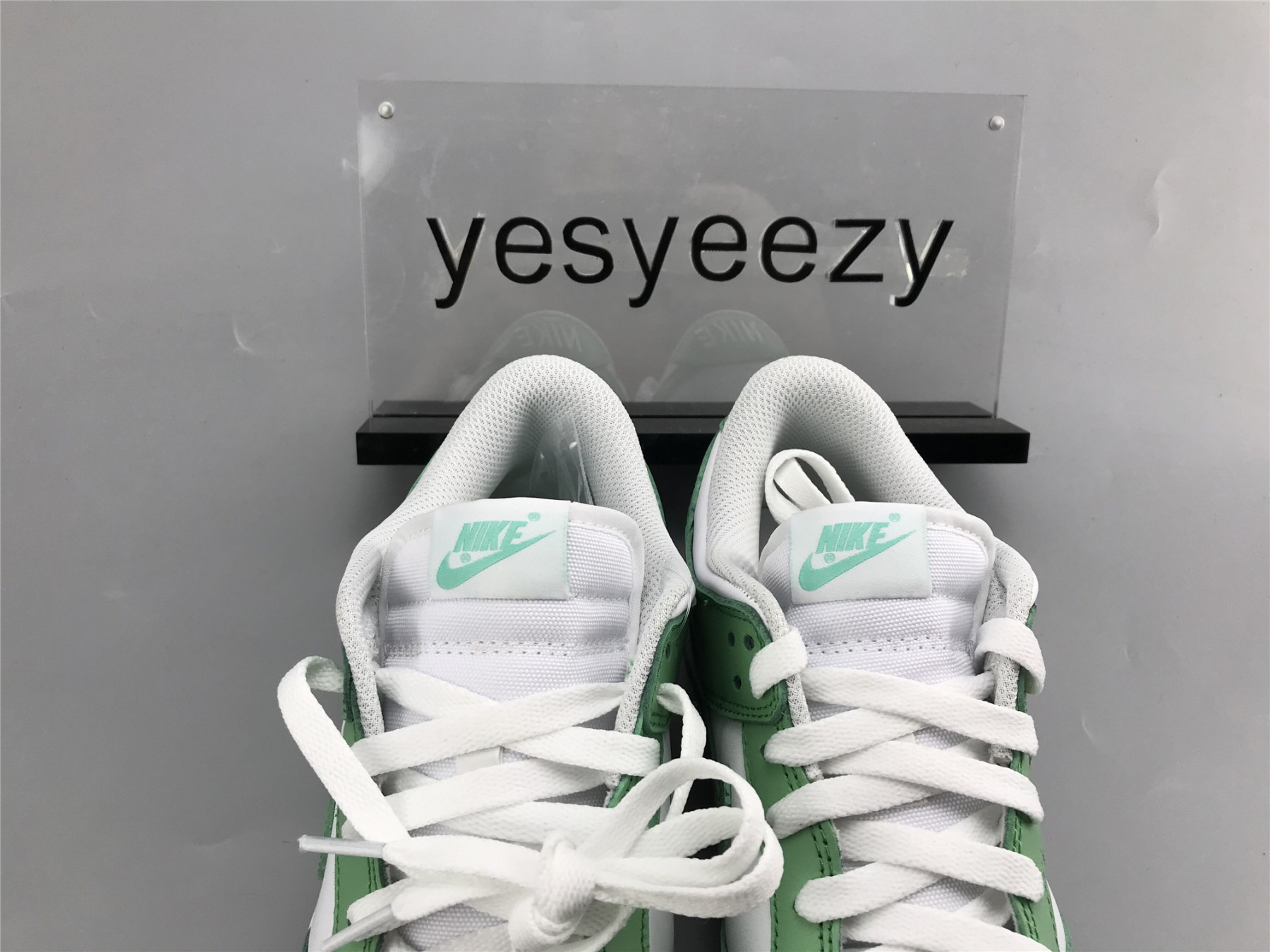 UA NIKE DUNK LOW WMNS "GREEN GLOW"