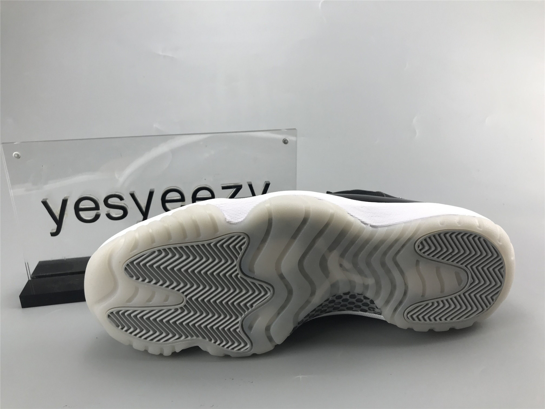 UA AIR JORDAN 11 RETRO 