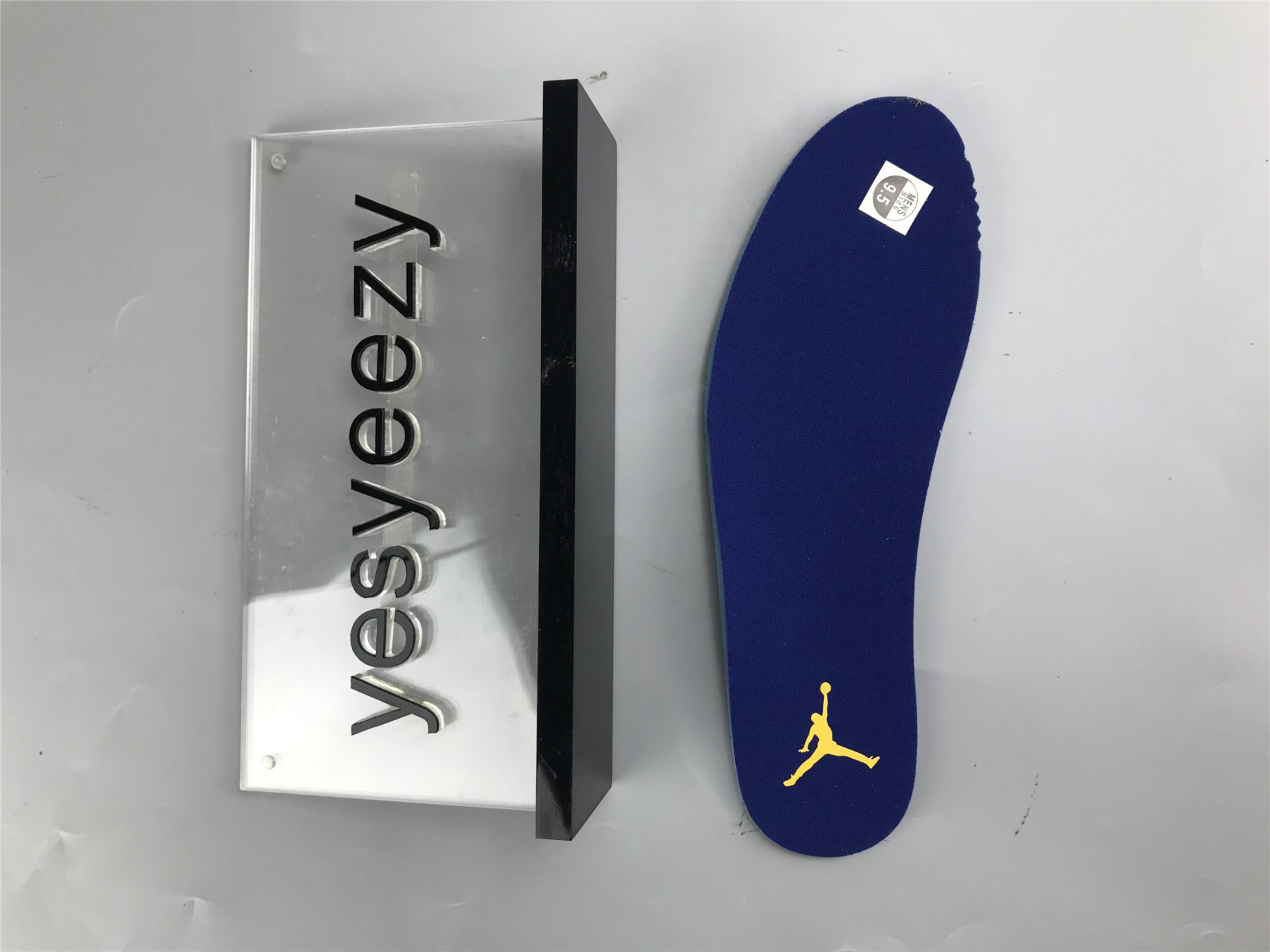 UA  AIR JORDAN 1 MID 