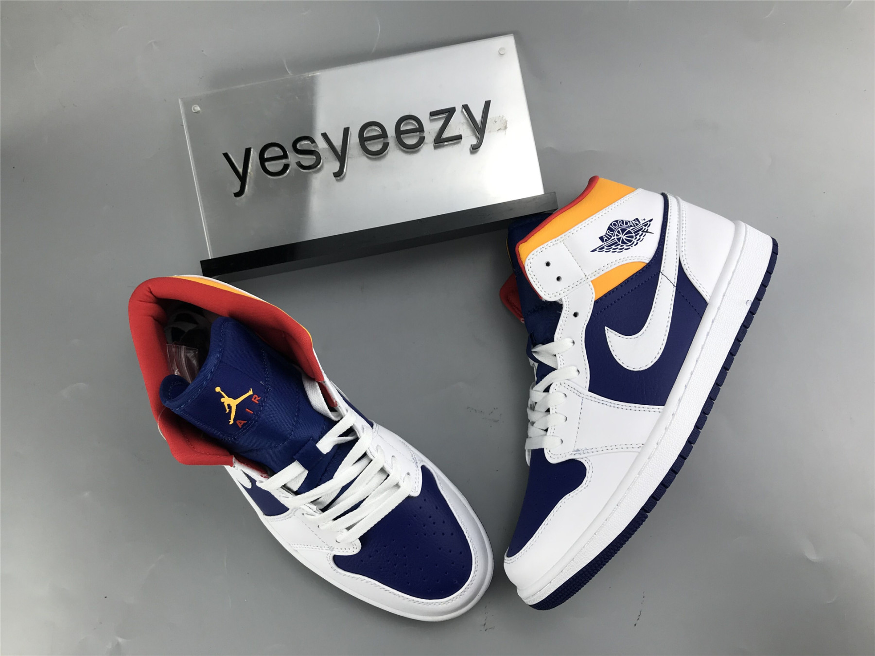 UA  AIR JORDAN 1 MID 