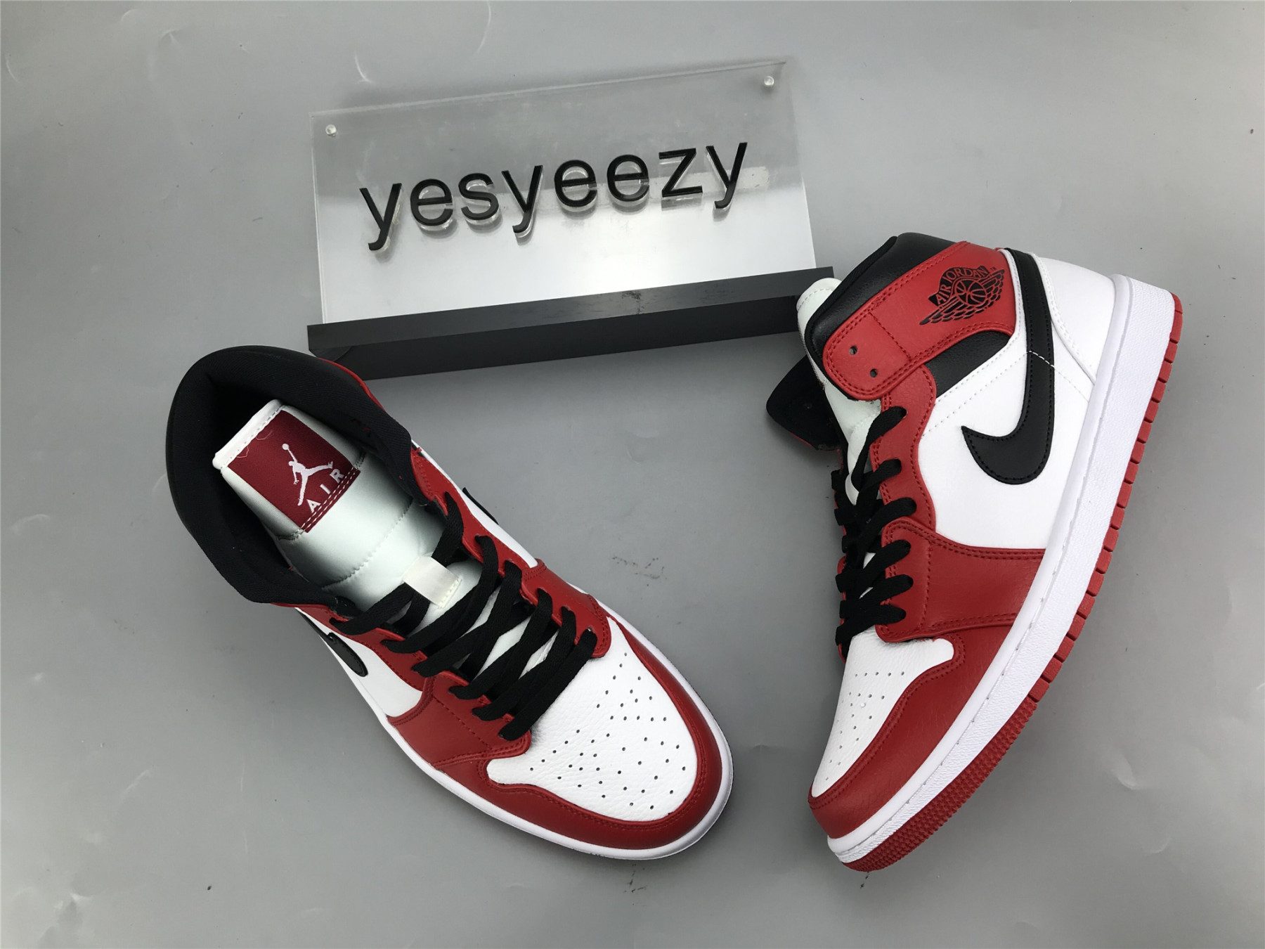 UA AIR JORDAN 1 MID 