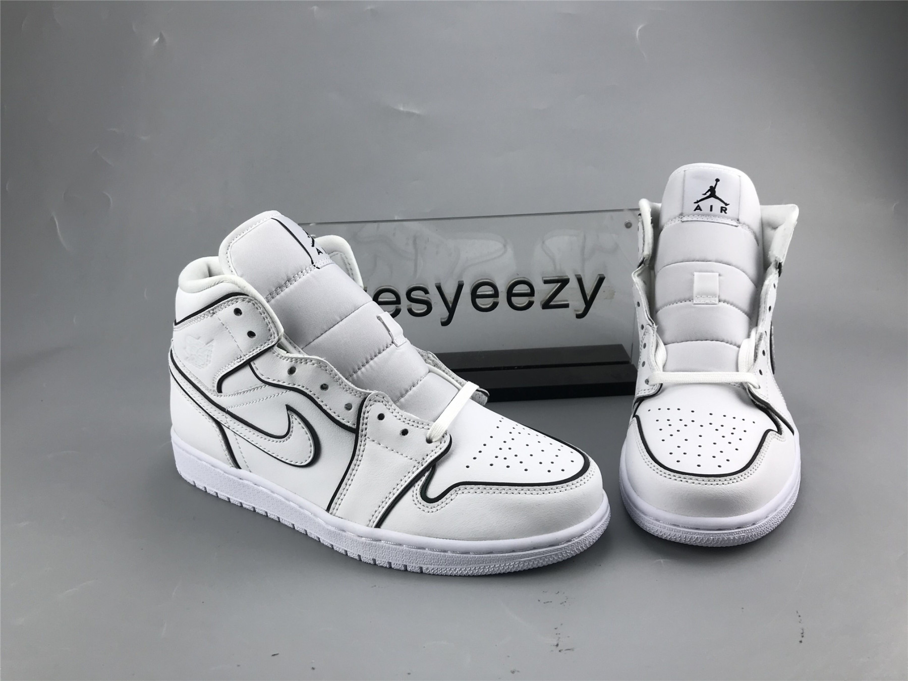 UA WMNS AIR JORDAN 1 MID SE 